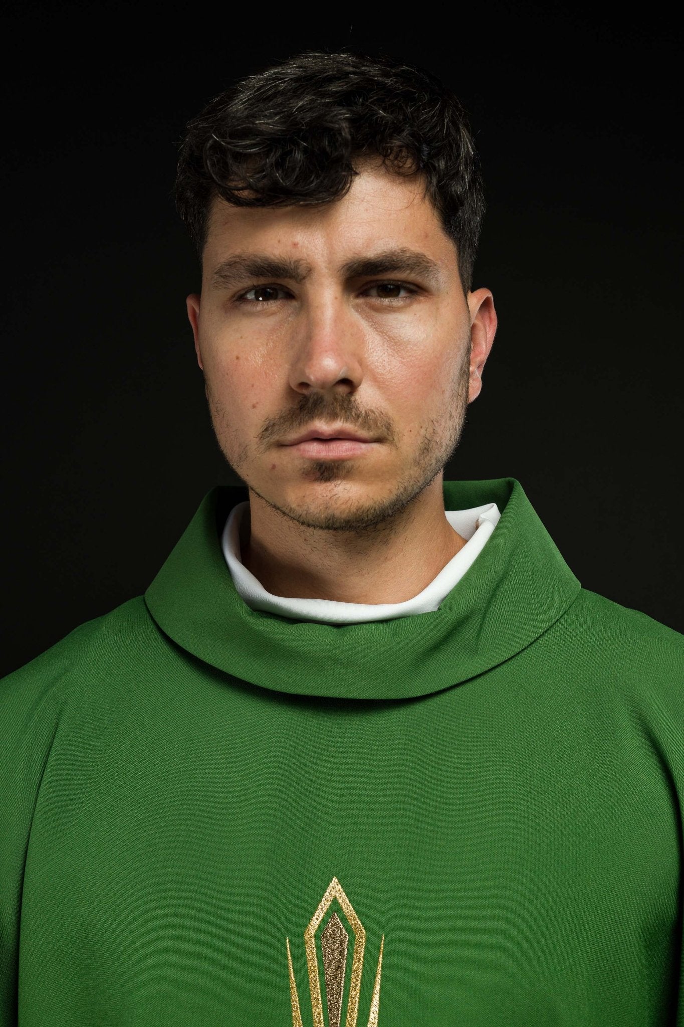 Green chasuble with cross embroidery - Image 4