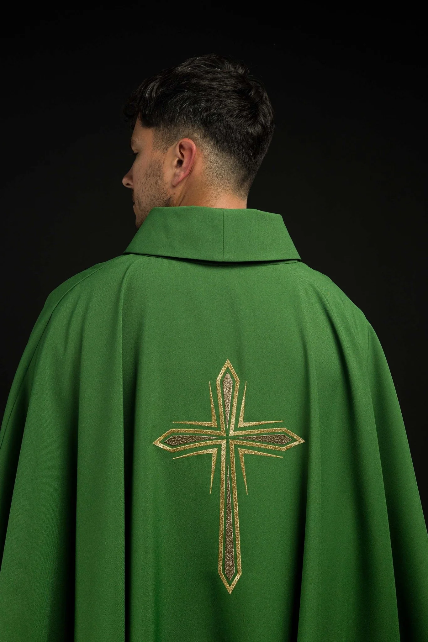 Green chasuble with cross embroidery - Image 5