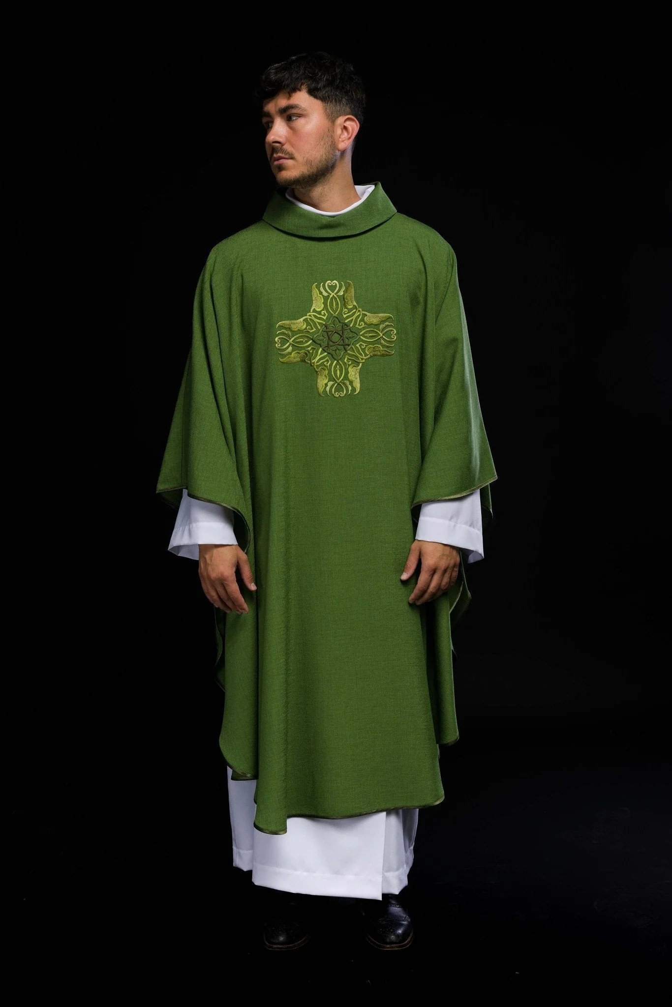 Green chasuble with Cross embroidery - Image 2