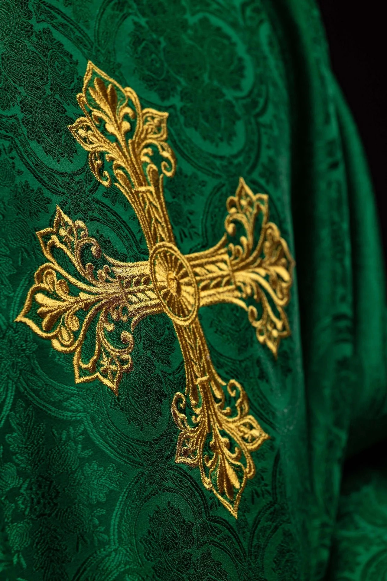 Green chasuble with cross jacquard fabric - Image 3