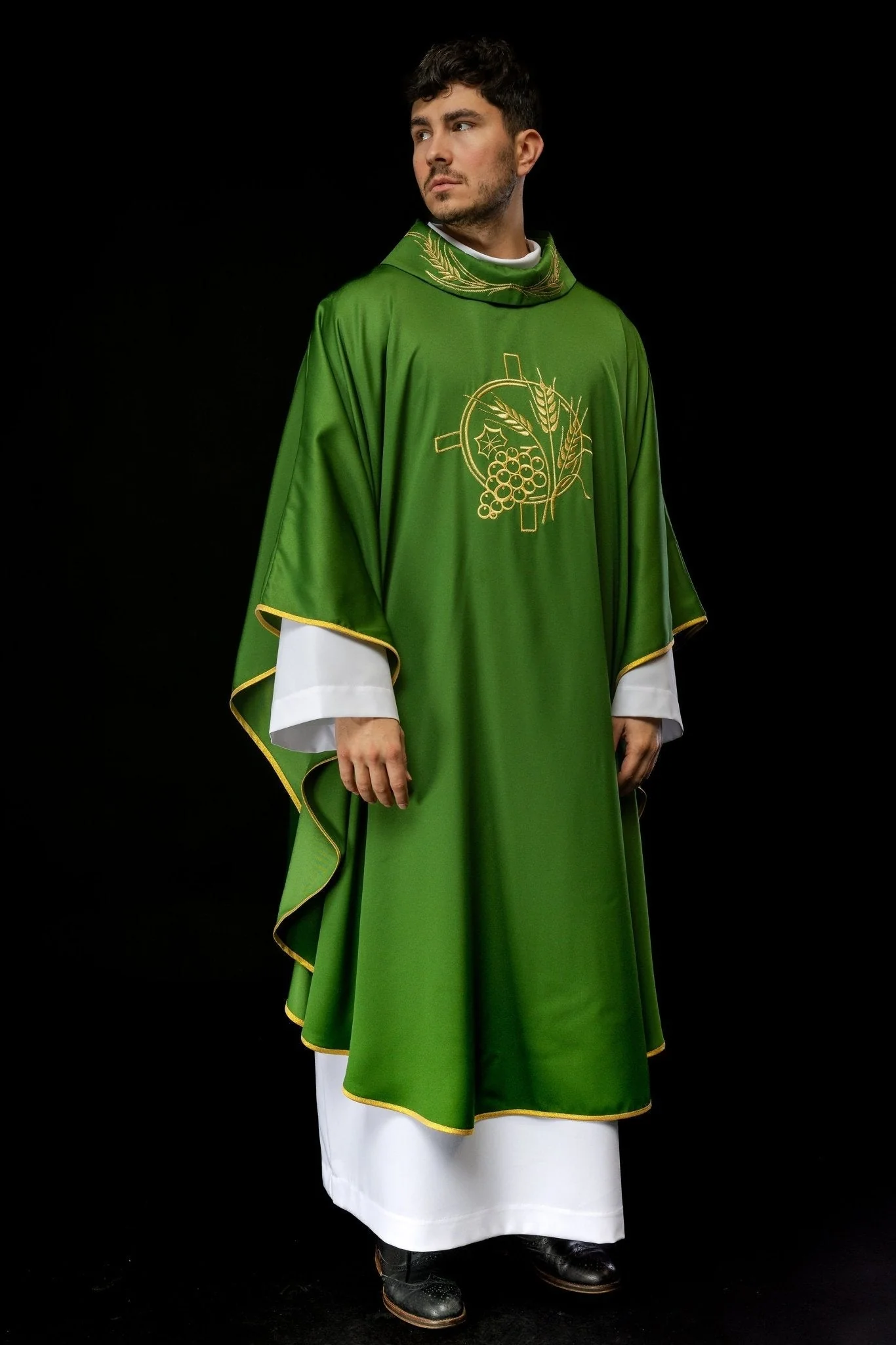 Green chasuble with embroidered collar and cross and wheat motifs - Image 2