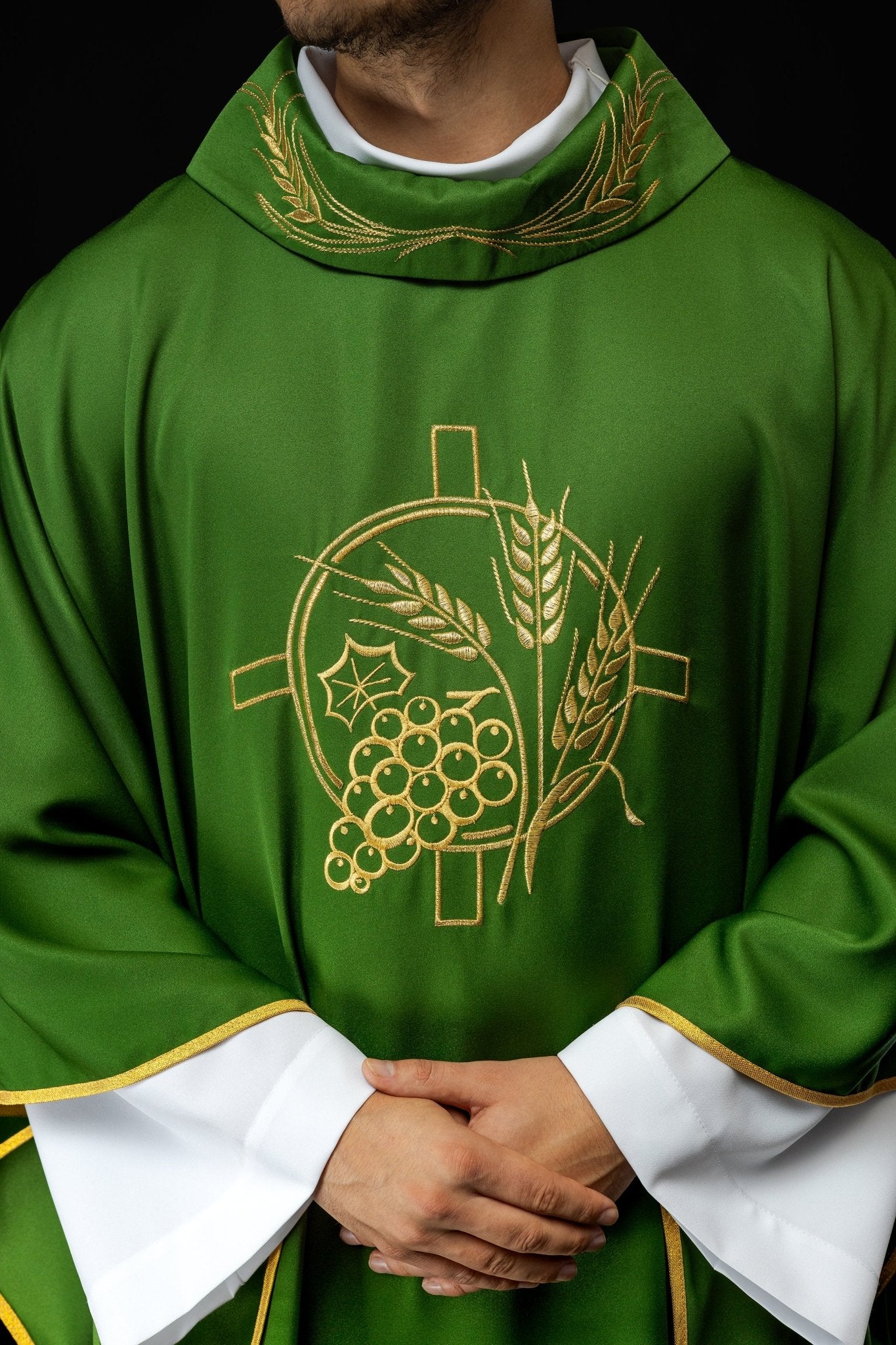 Green chasuble with embroidered collar and cross and wheat motifs - Image 3