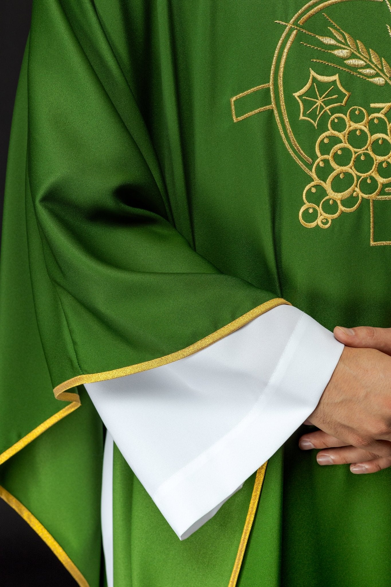 Green chasuble with embroidered collar and cross and wheat motifs - Image 4