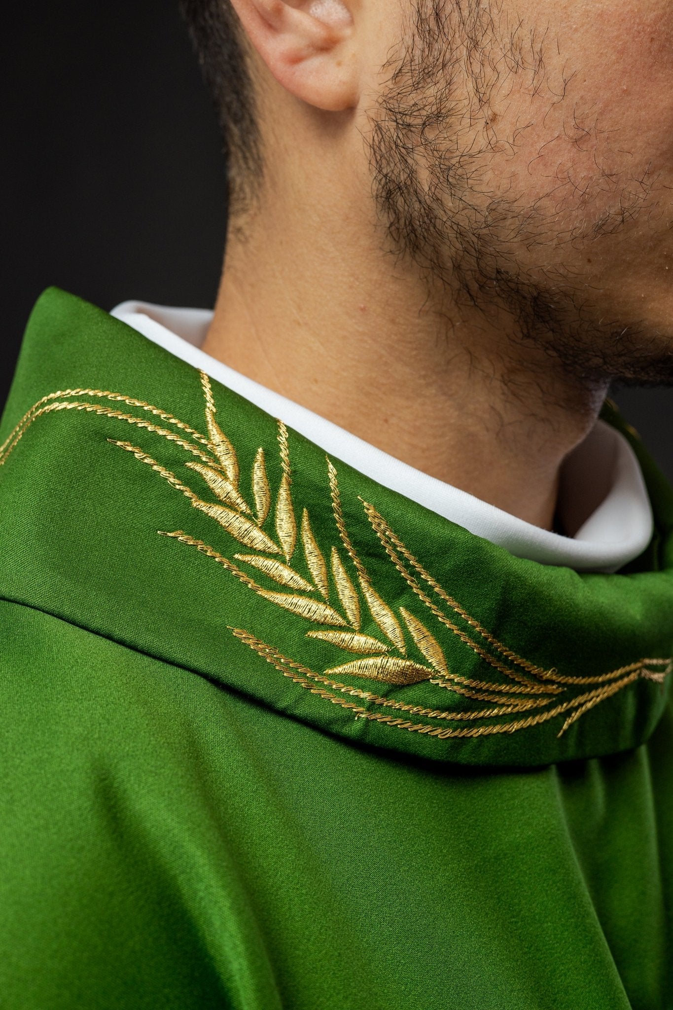 Green chasuble with embroidered collar and cross and wheat motifs - Image 5