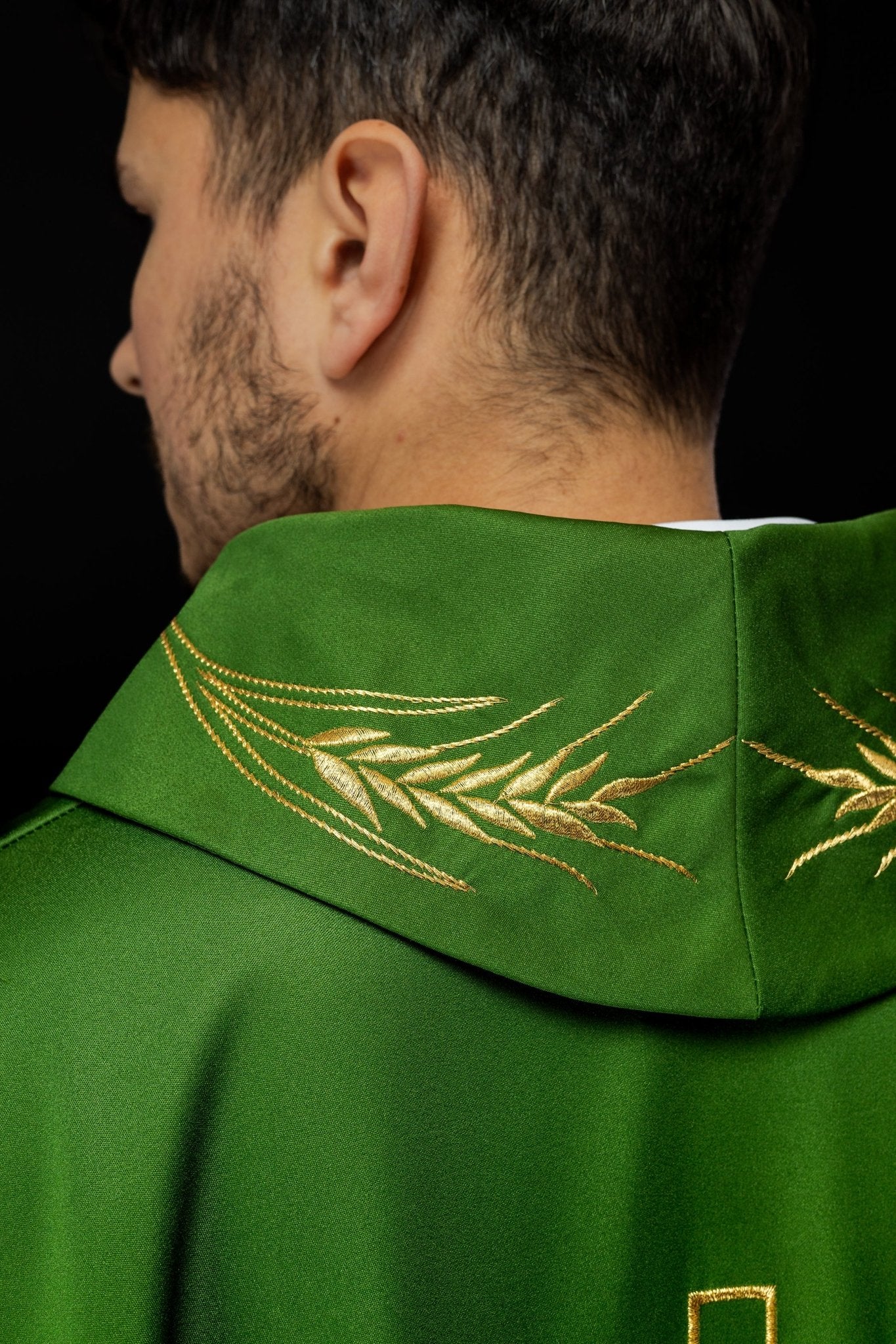 Green chasuble with embroidered collar and cross and wheat motifs - Image 6