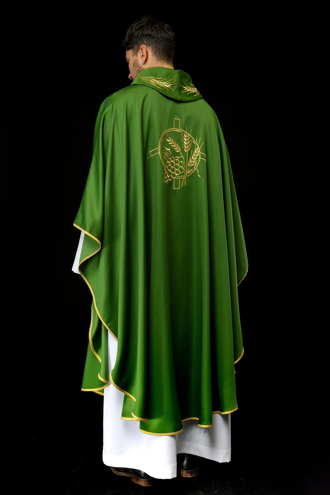 Green chasuble with embroidered collar and cross and wheat motifs - Image 8