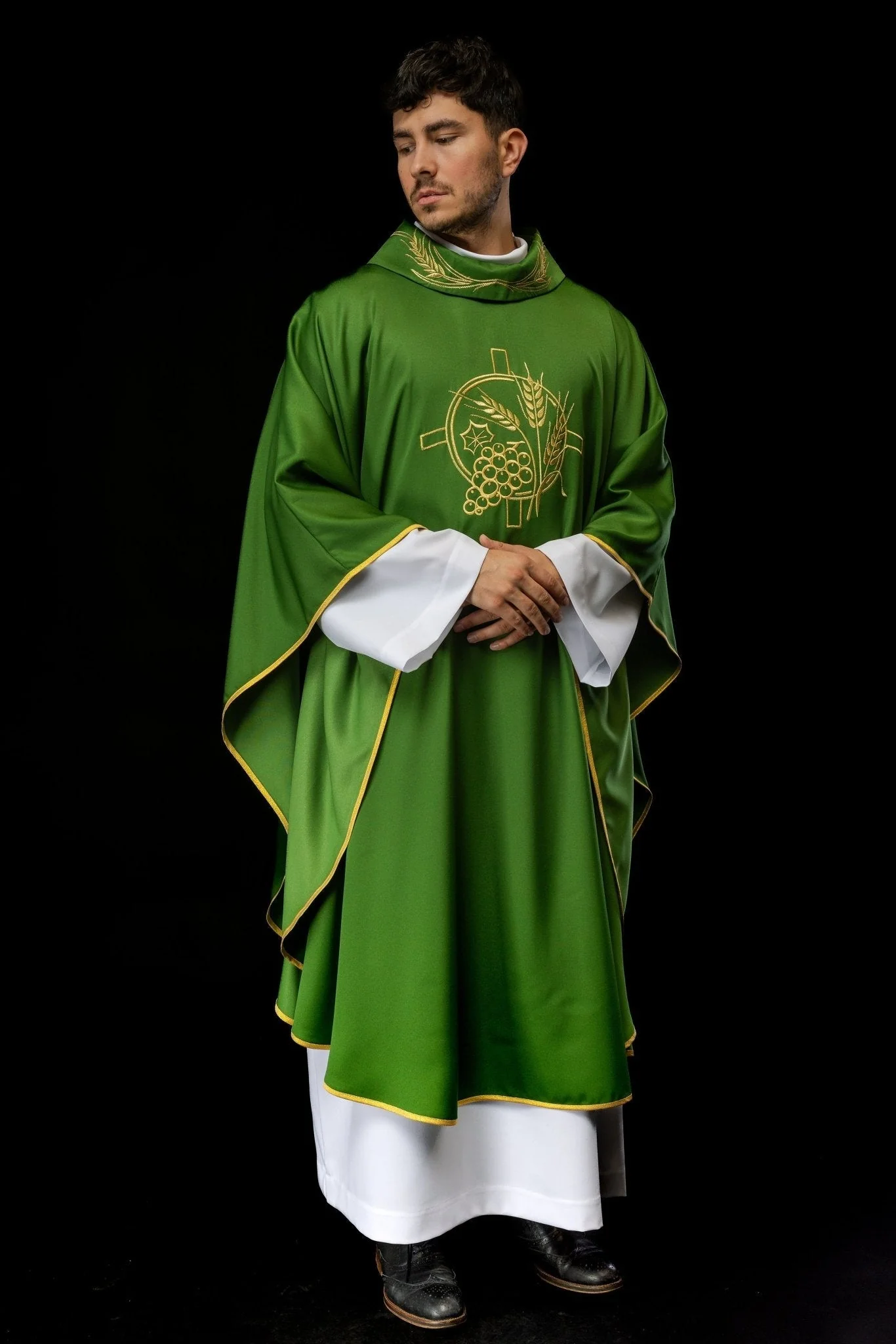 Green chasuble with embroidered collar and cross and wheat motifs - Image 9