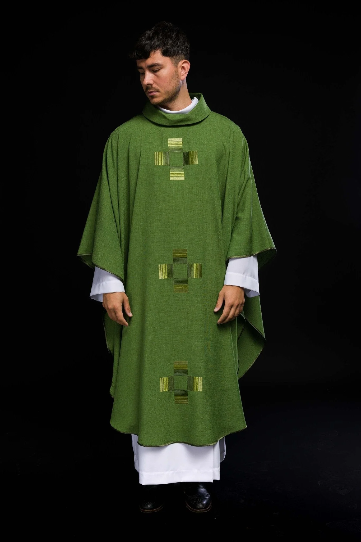 Green chasuble with embroidered crosses - Image 8