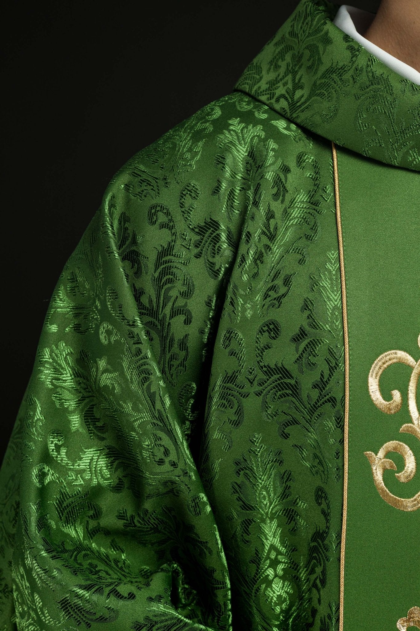 Green chasuble with JHS motif made of decorative texture - Image 5