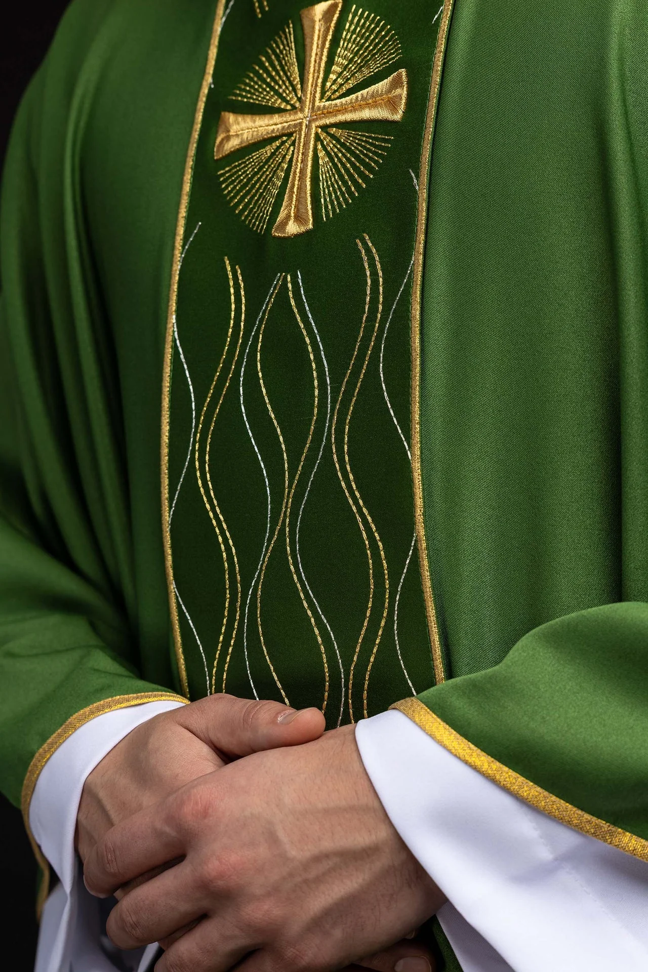 Green cross-embroidered chasuble - Image 5