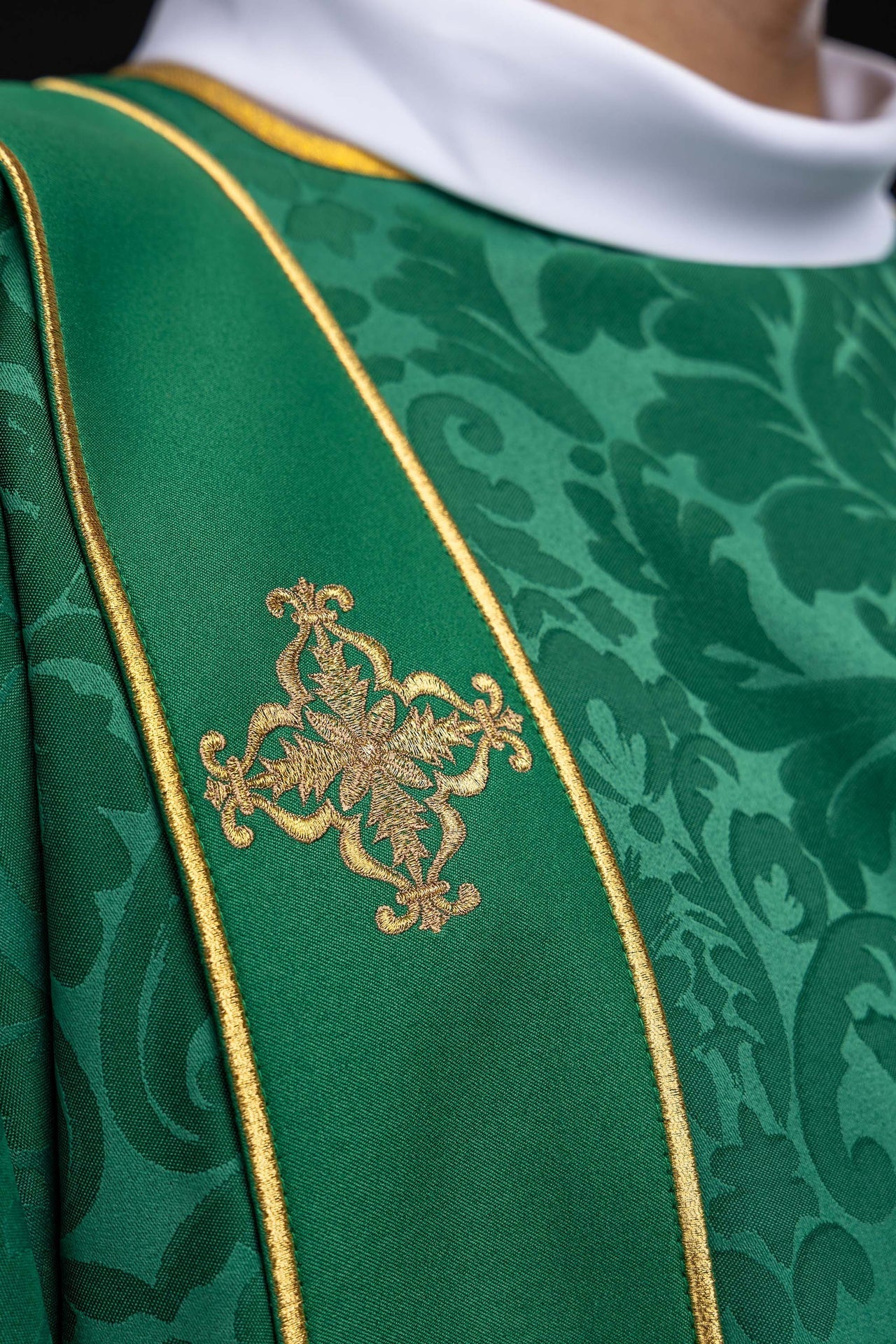 Green dalmatic in jacquard with bands and embroidered gold crosses - Image 4