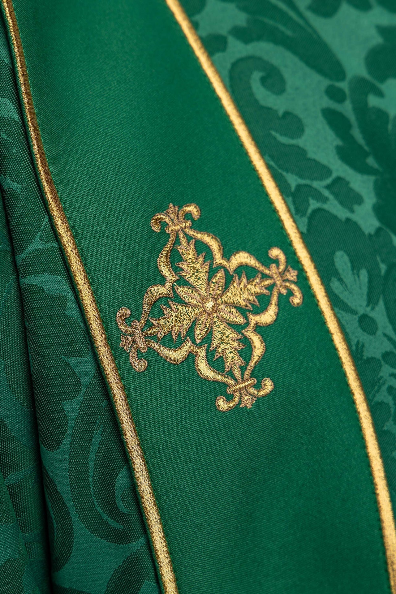 Green dalmatic in jacquard with bands and embroidered gold crosses - Image 5