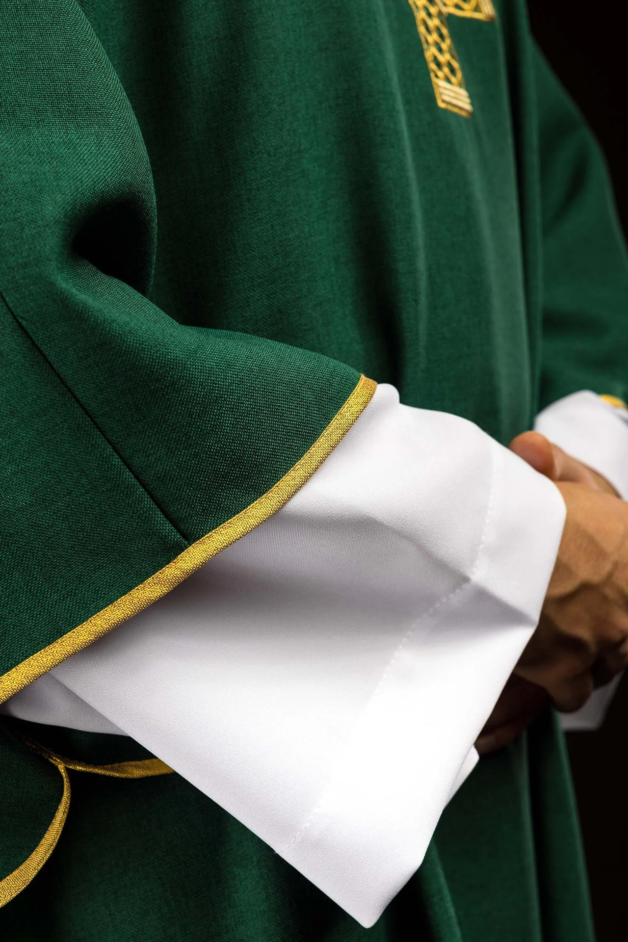 Green dalmatic with embroidered crosses and a collar - Image 4