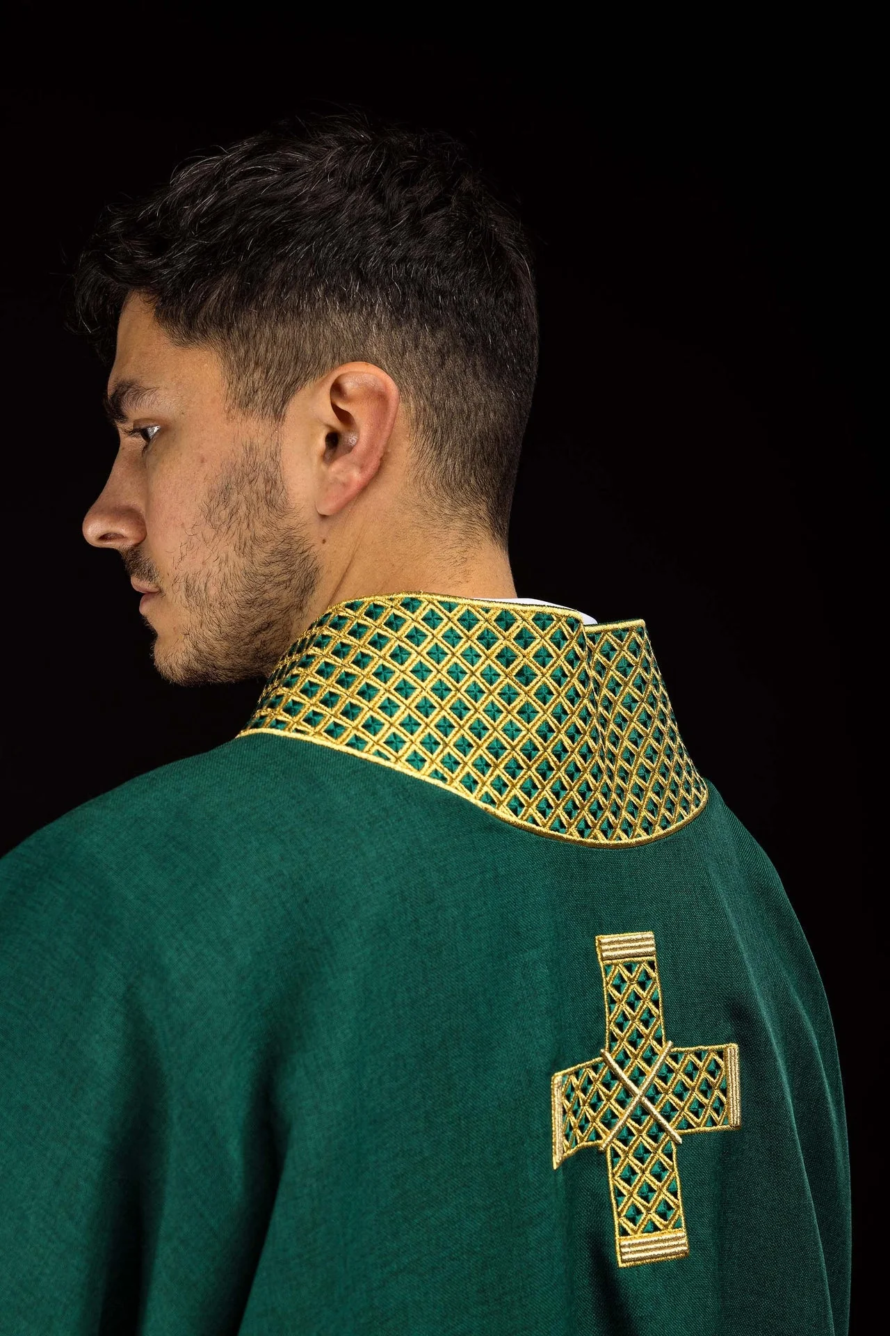 Green dalmatic with embroidered crosses and a collar - Image 7