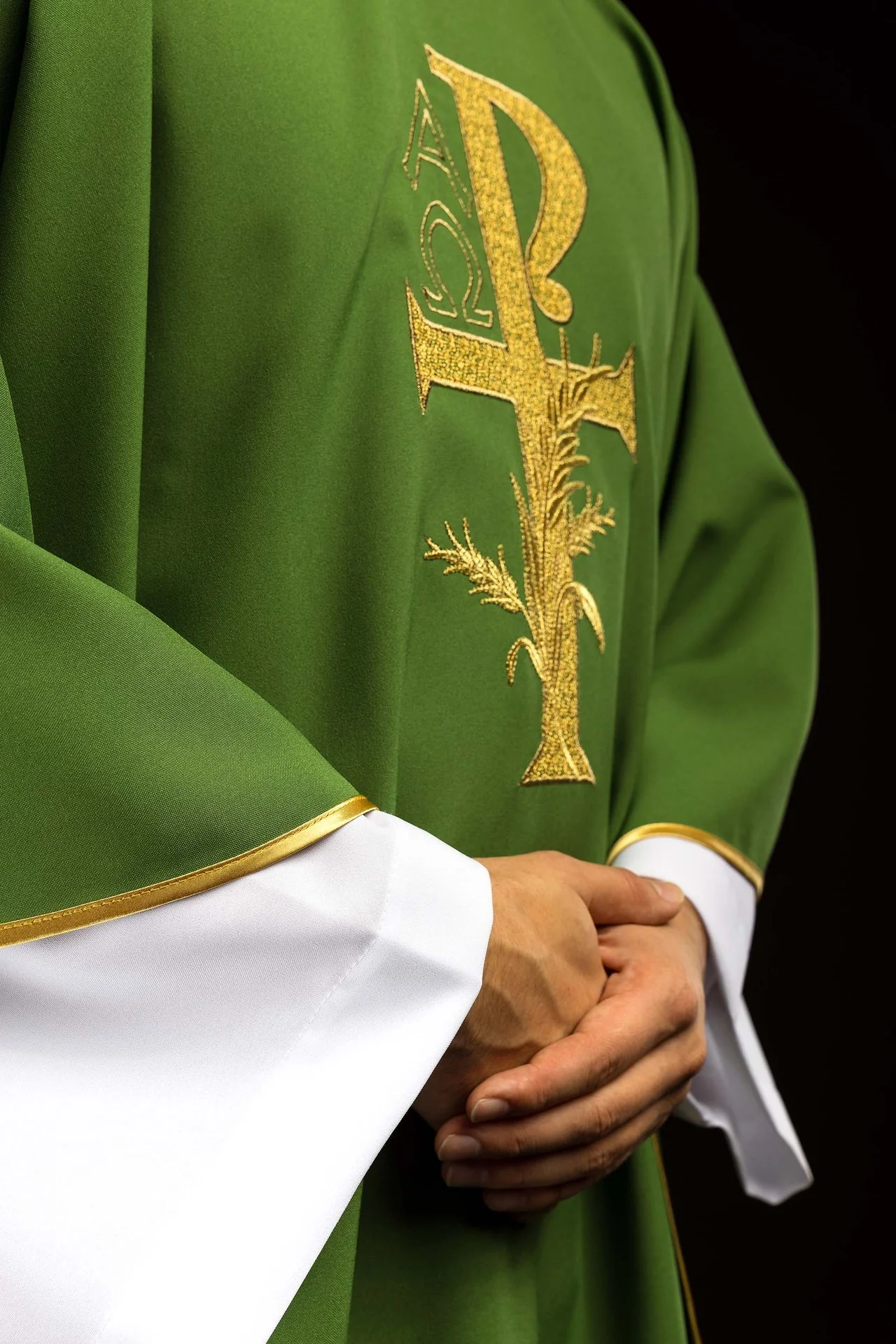 Green embroidered chasuble with Alpha and Omega symbol and wide collar - Image 4
