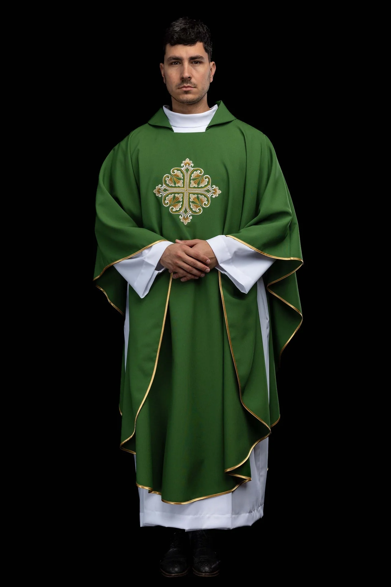 Green embroidered chasuble with an ornate cross and a wide collar - Image 2