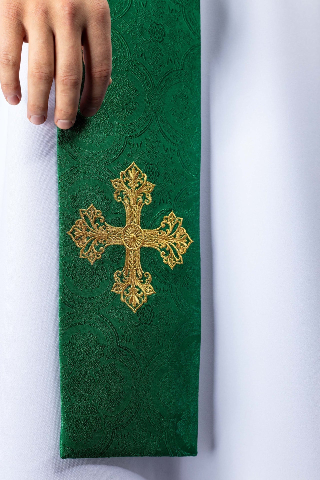 Green jacquard stole embroidered with a cross motif - Image 2