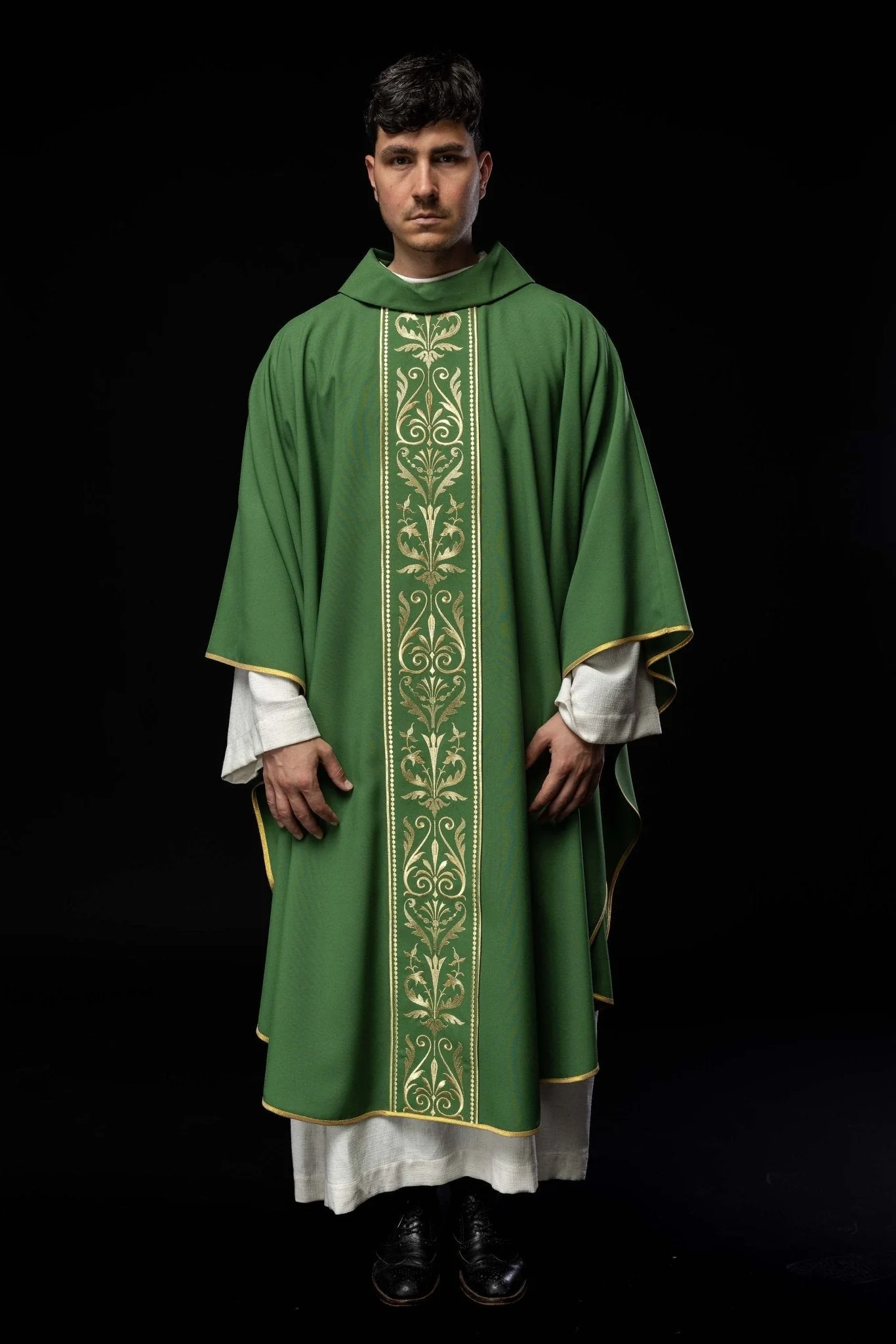 Green liturgical chasuble decorated with a gold embroidered belt - Image 2