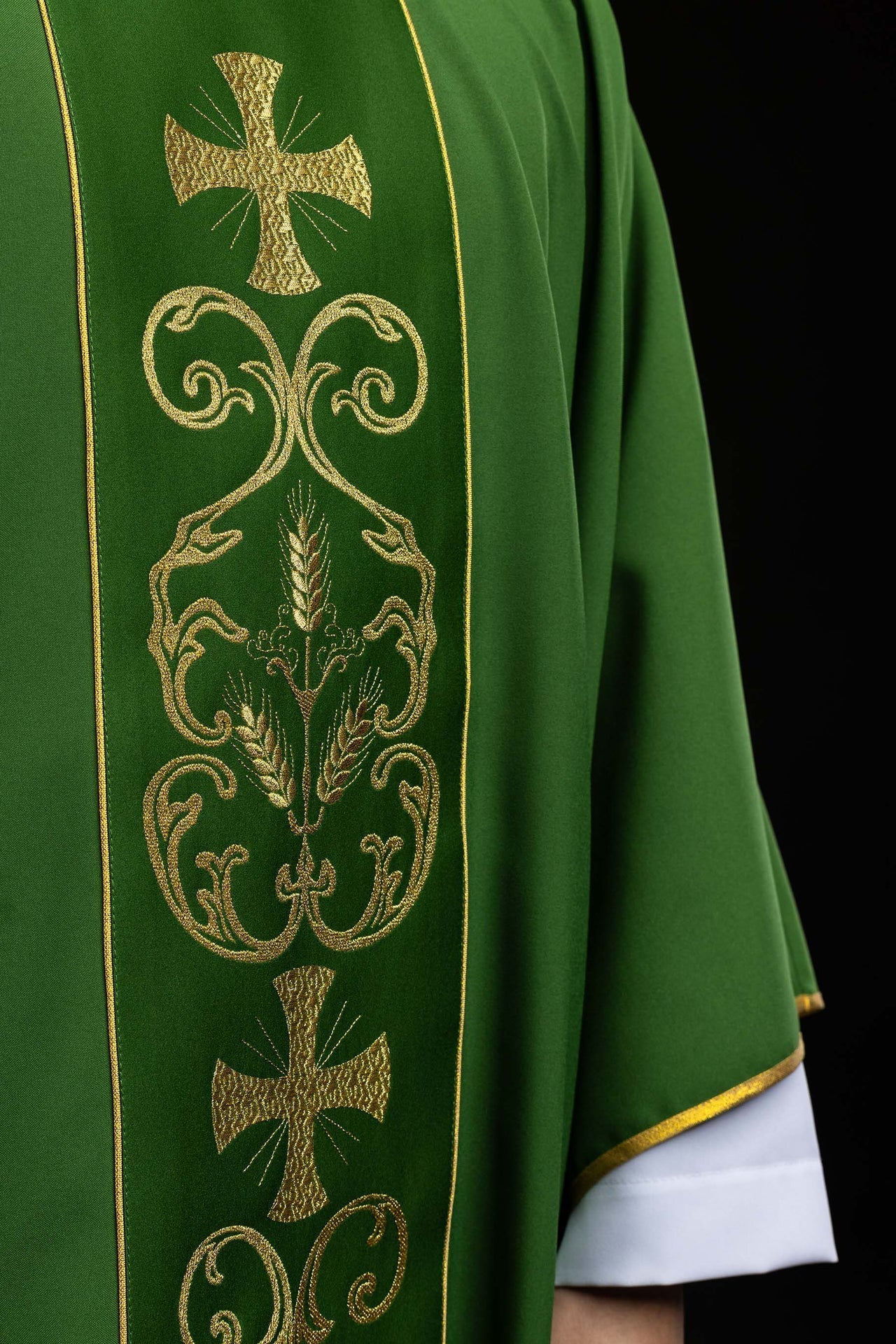 Green liturgical chasuble decorated with an embroidered central panel - Image 3