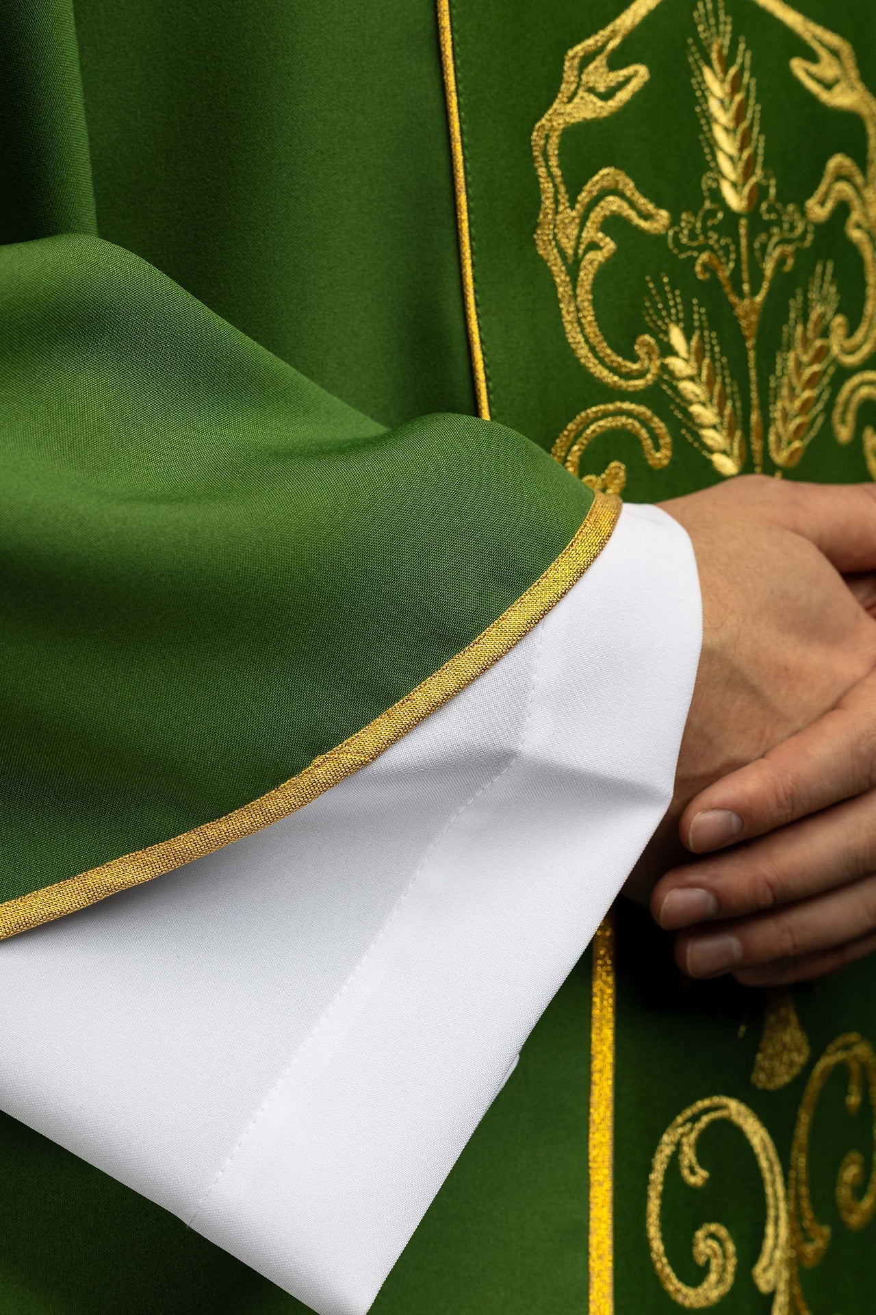 Green liturgical chasuble decorated with an embroidered central panel - Image 4