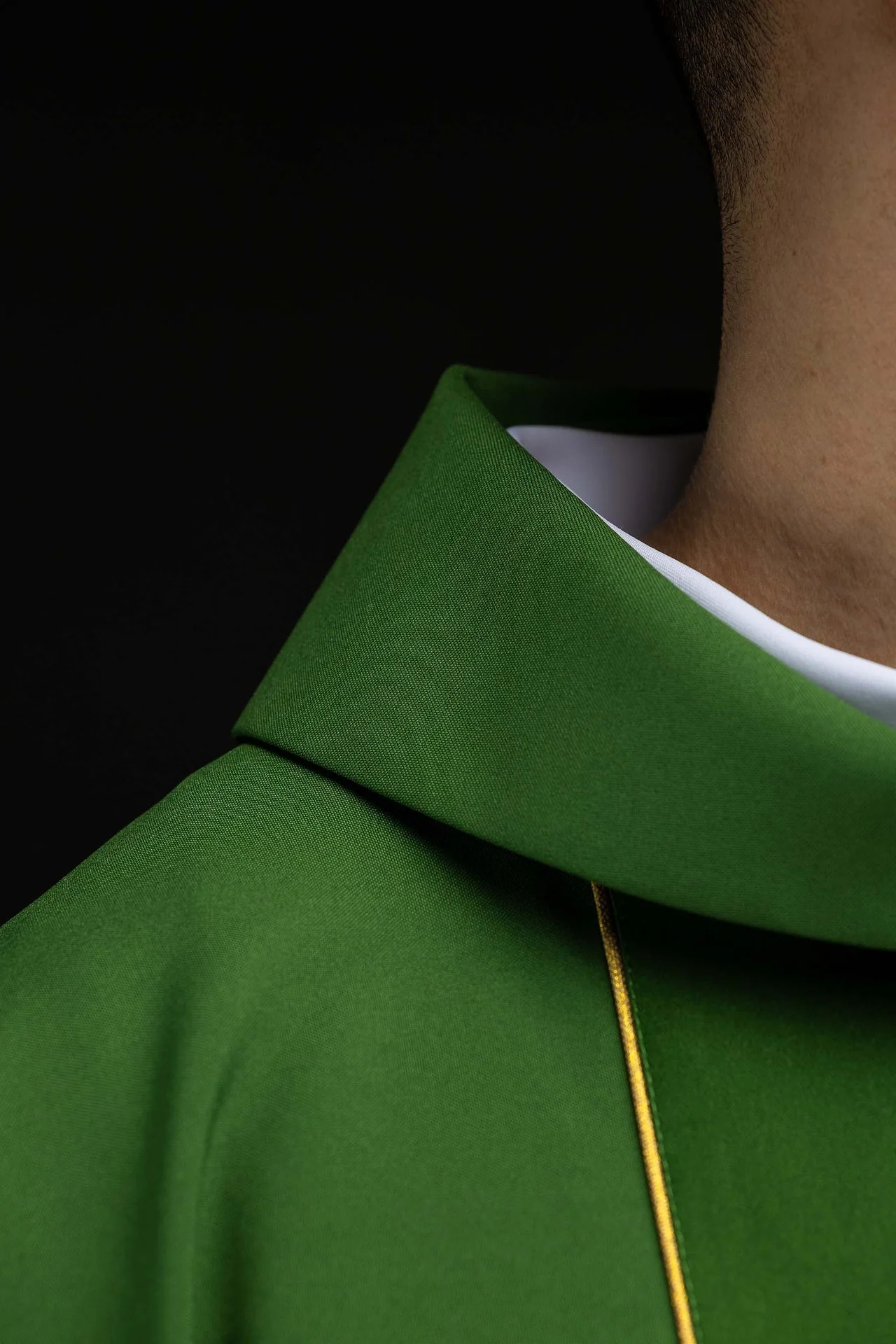 Green liturgical chasuble decorated with an embroidered central panel - Image 5