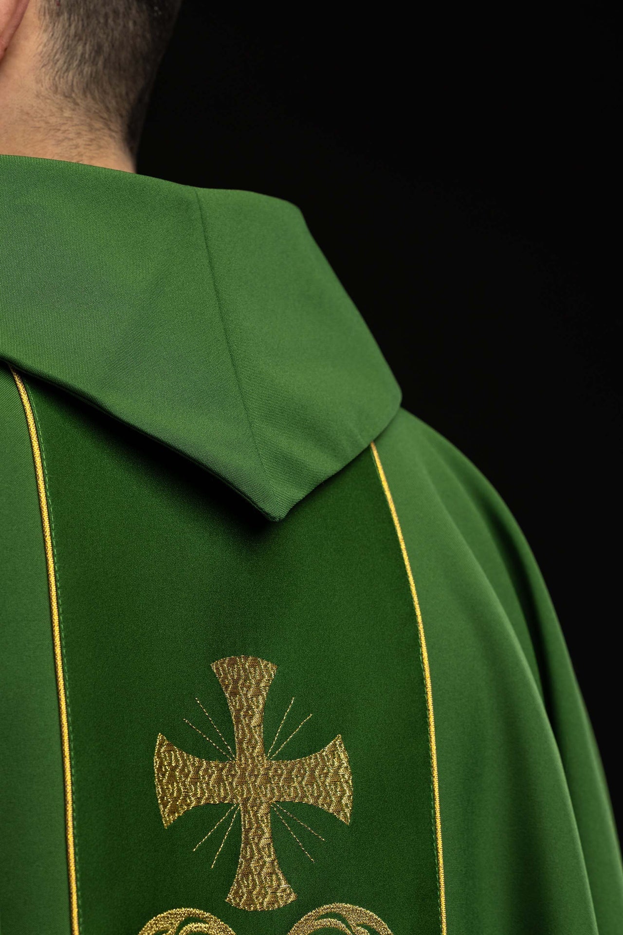 Green liturgical chasuble decorated with an embroidered central panel - Image 6