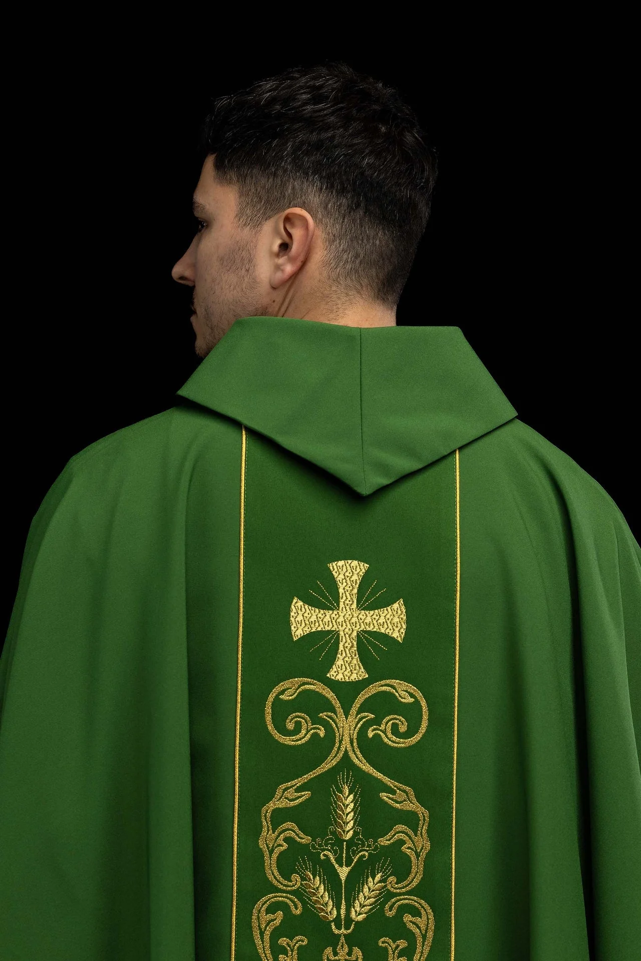 Green liturgical chasuble decorated with an embroidered central panel - Image 7