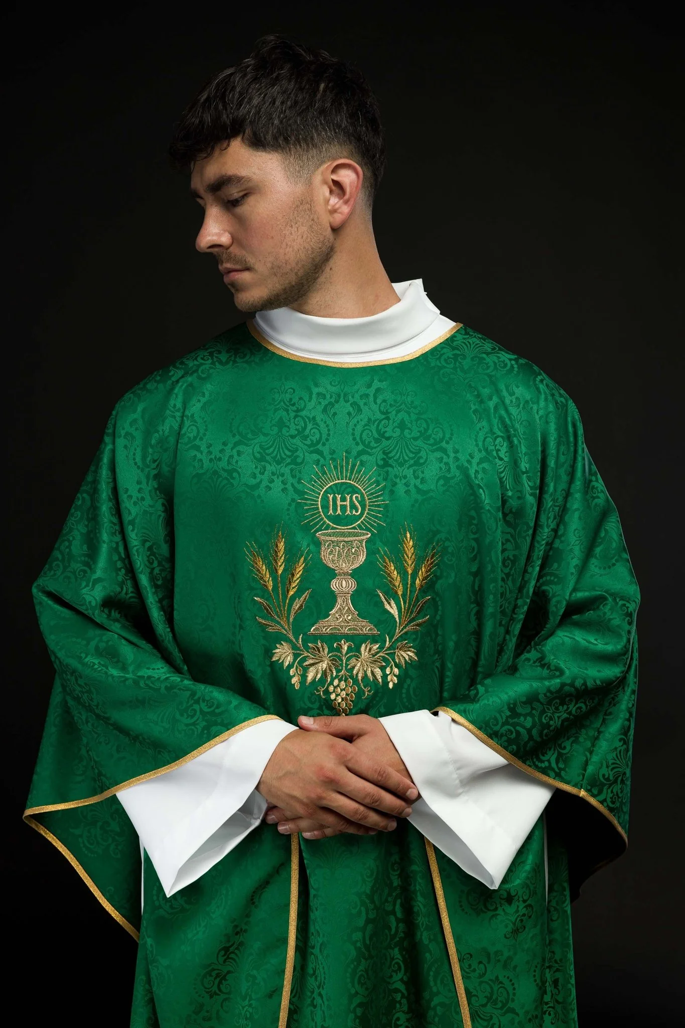 Green liturgical chasuble with embroidered chalice and host on jacquard fabric