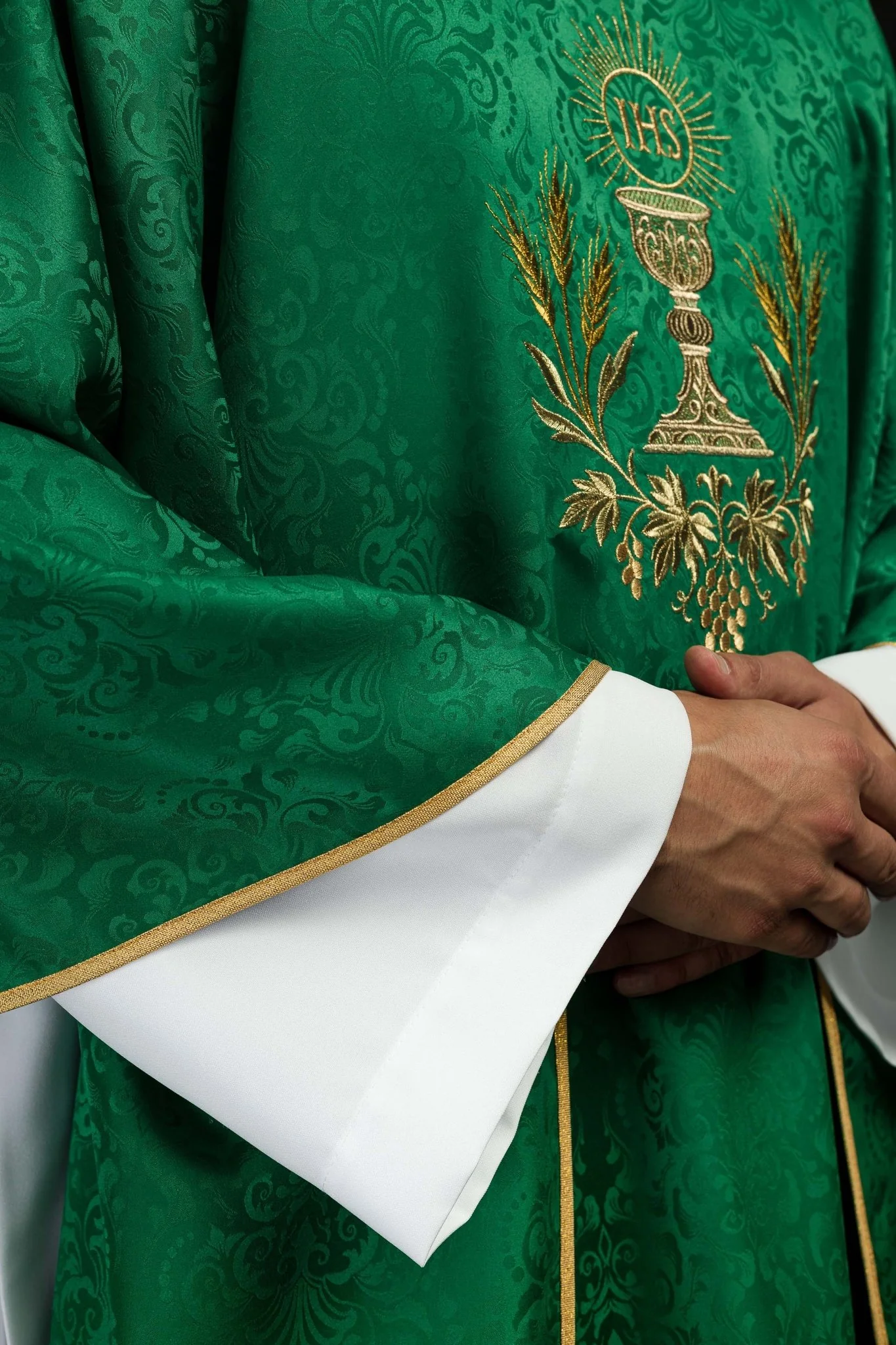 Green liturgical chasuble with embroidered chalice and host on jacquard fabric - Image 4