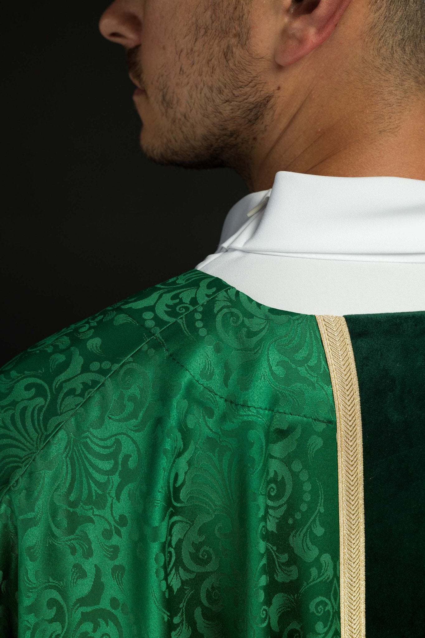 Green liturgical chasuble with stole and cross embroidery on jacquard fabric - Image 6