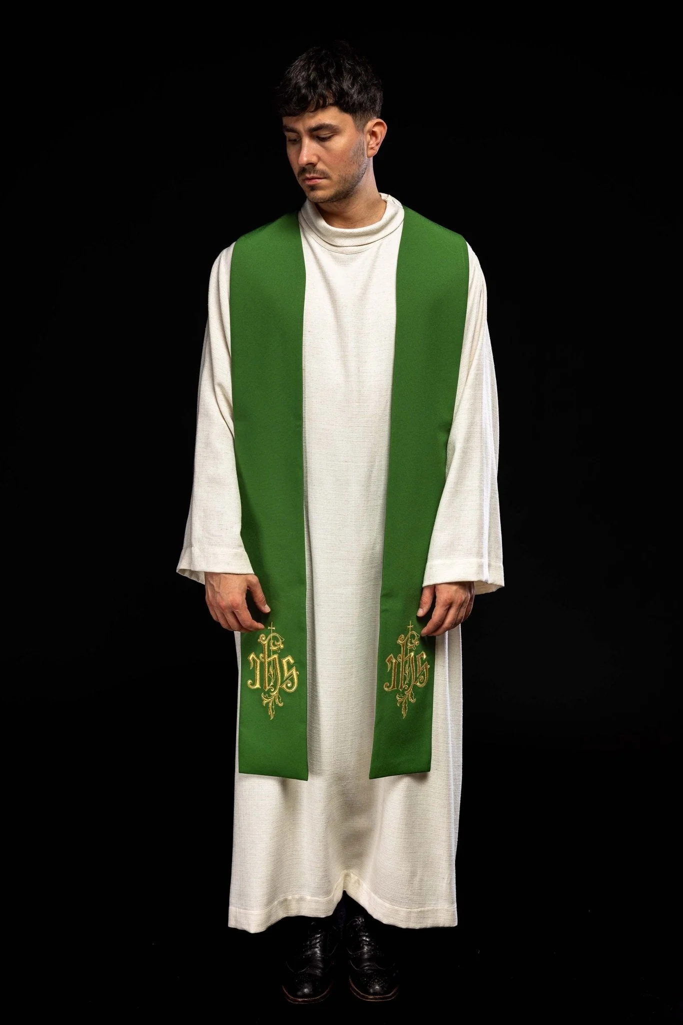 Green stole with IHS embroidery - Image 4