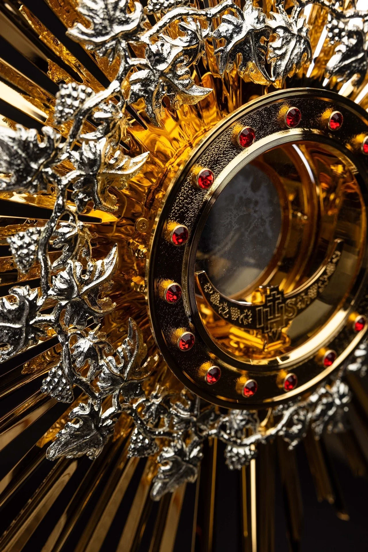 Handmade gilded brass monstrance decorated with rubies - Image 6