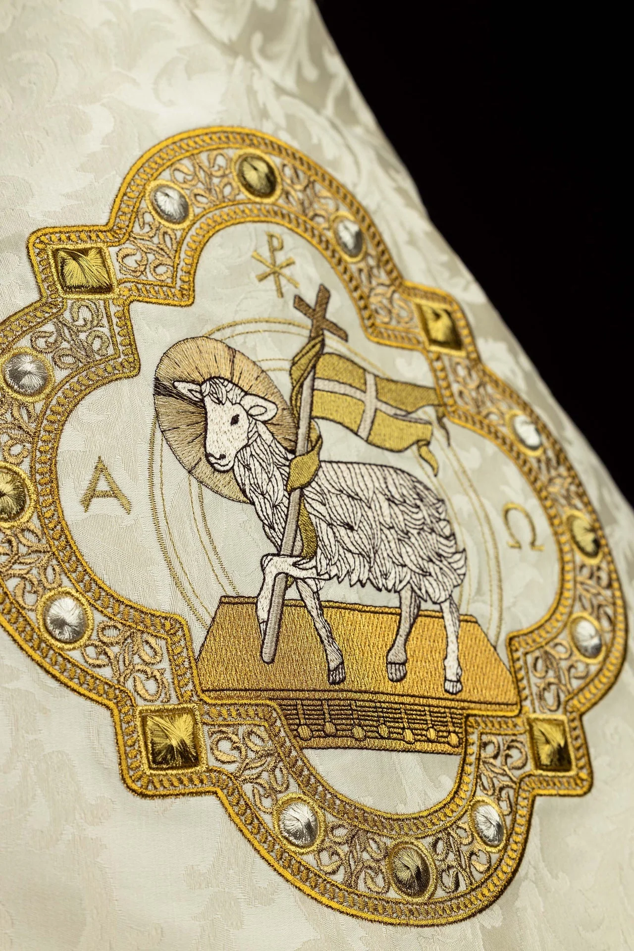 Humeral veil with Paschal Lamb embroidery on jacquard fabric - Image 3