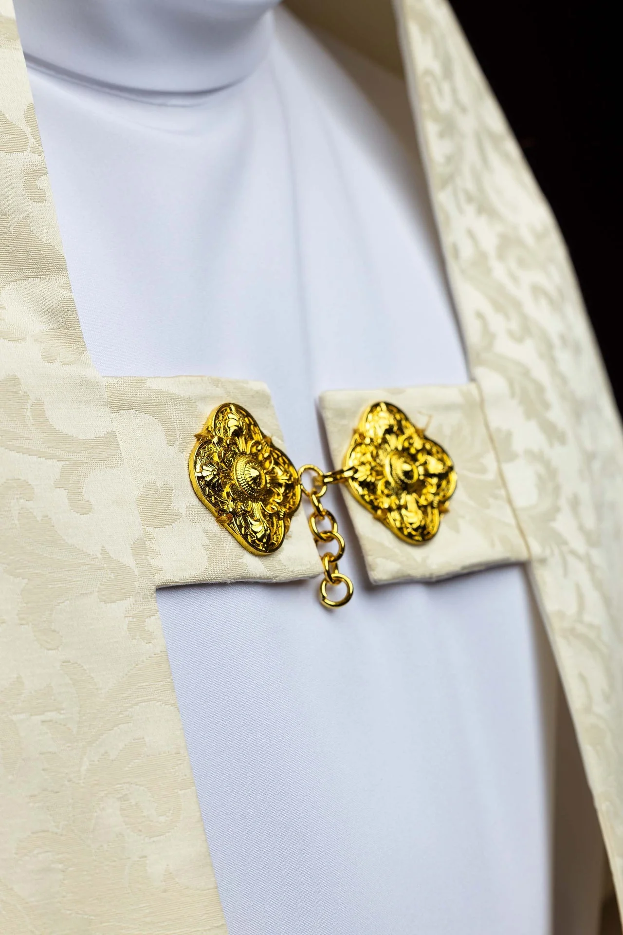 Humeral veil with Paschal Lamb embroidery on jacquard fabric - Image 4