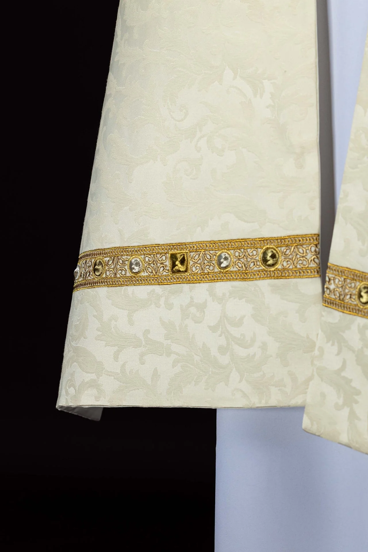 Humeral veil with Paschal Lamb embroidery on jacquard fabric - Image 5