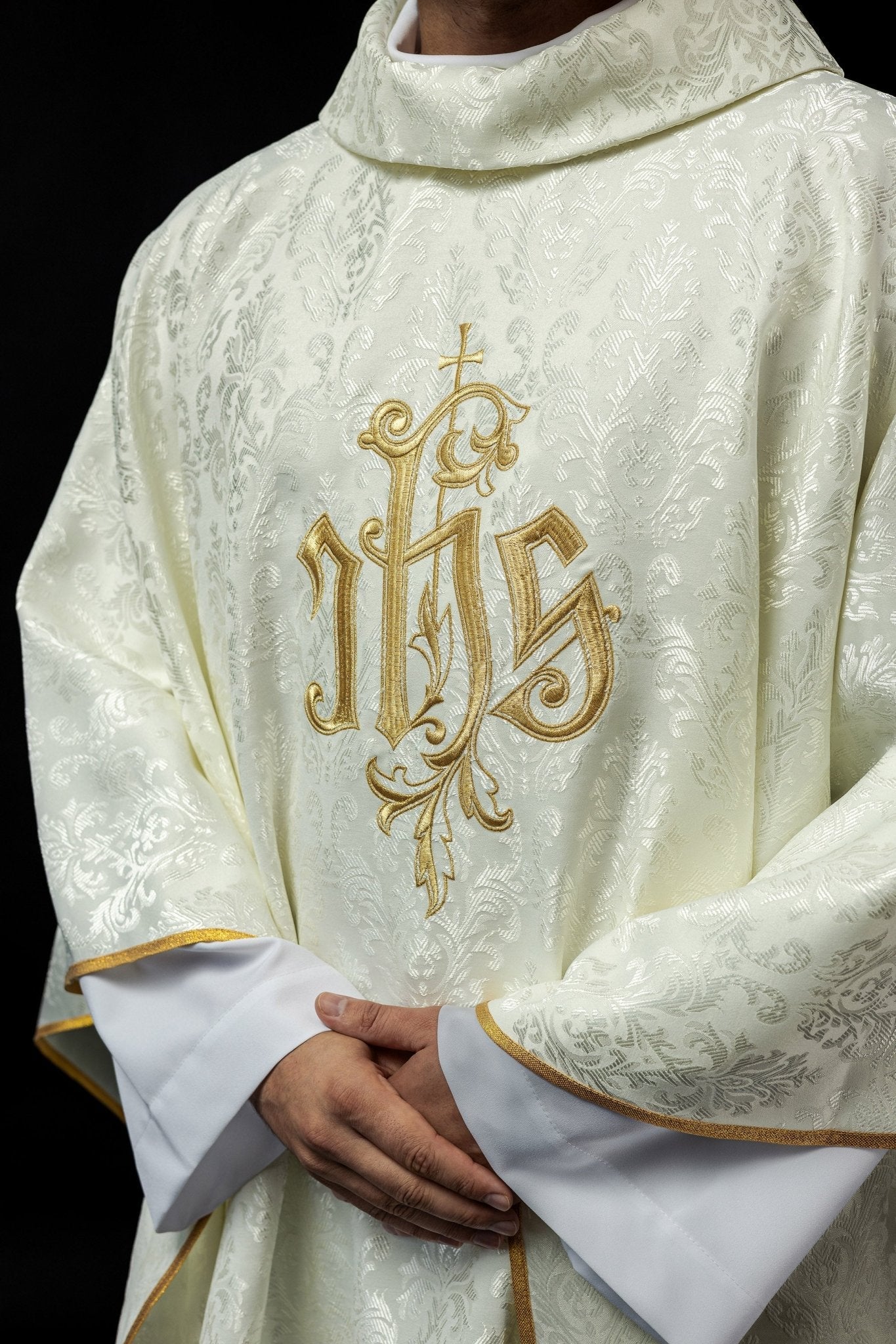 Ivory chasuble made of ornamental texture with classic IHS - Image 3