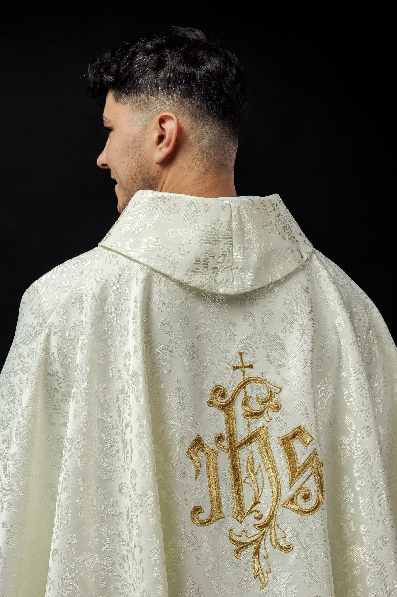 Ivory chasuble made of ornamental texture with classic IHS - Image 4