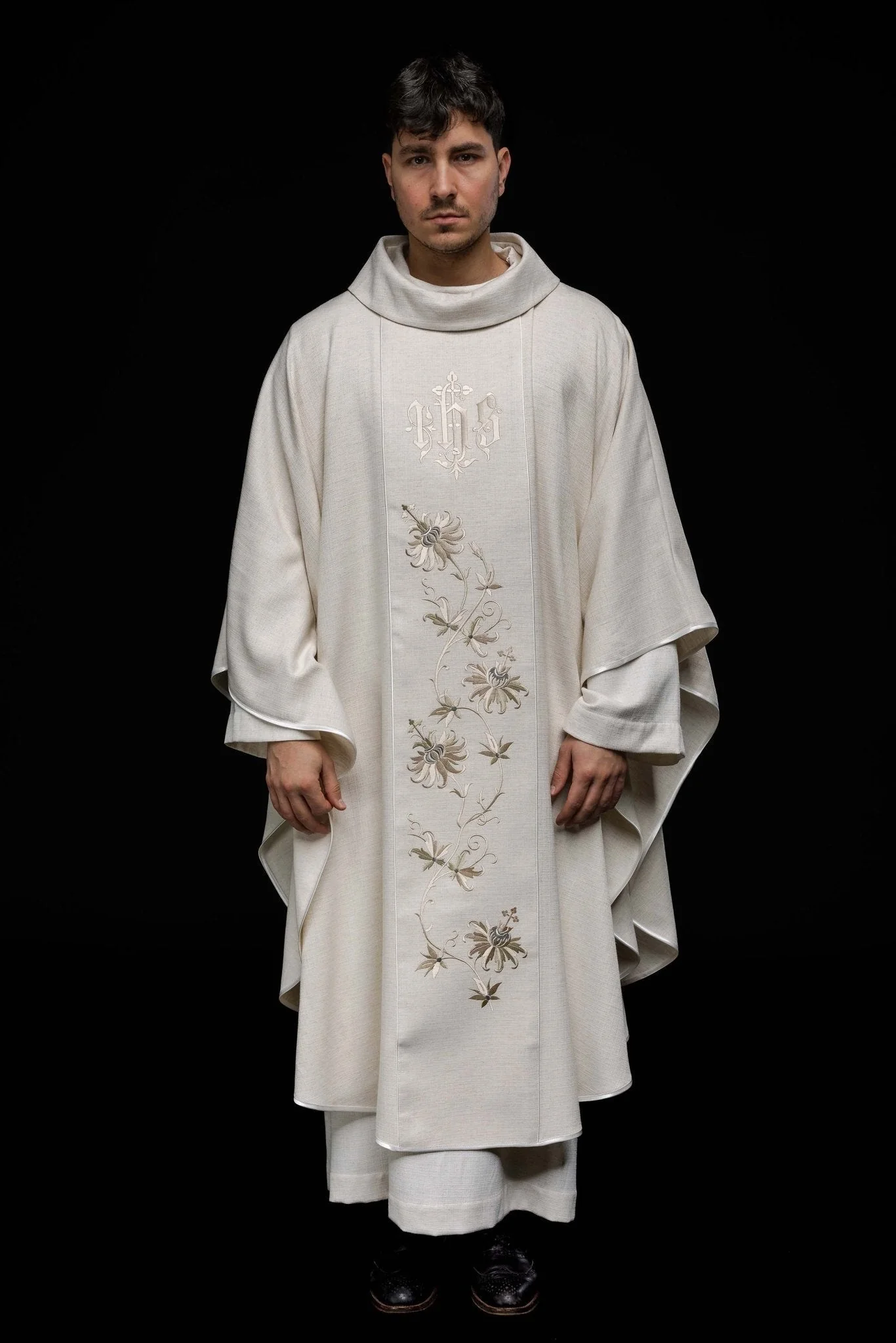 Ivory chasuble made of woven texture - Image 2