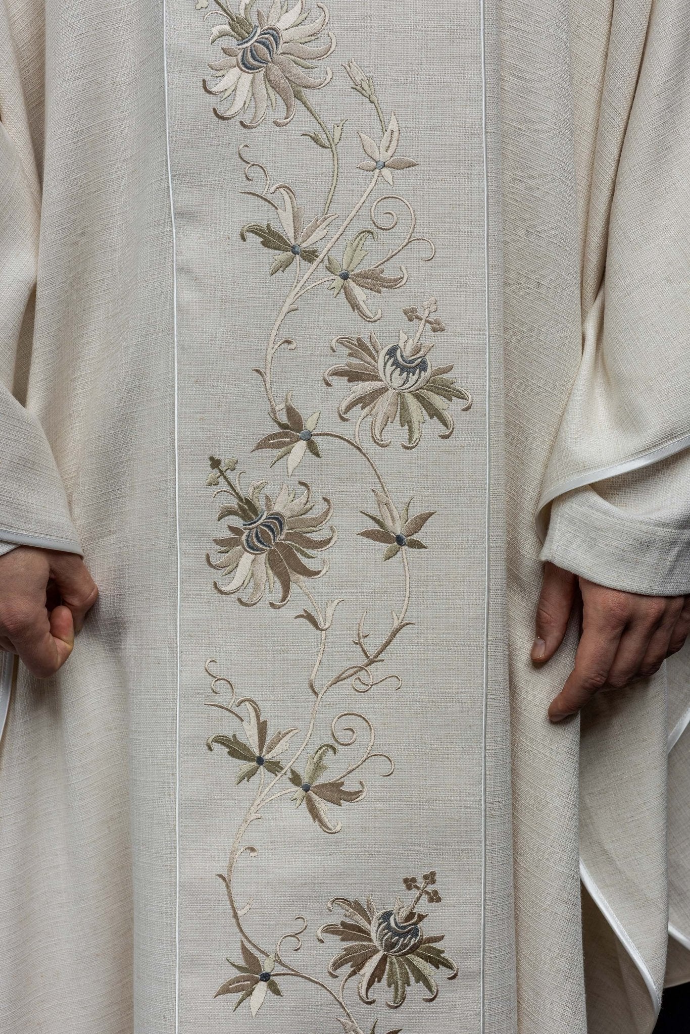 Ivory chasuble made of woven texture - Image 4