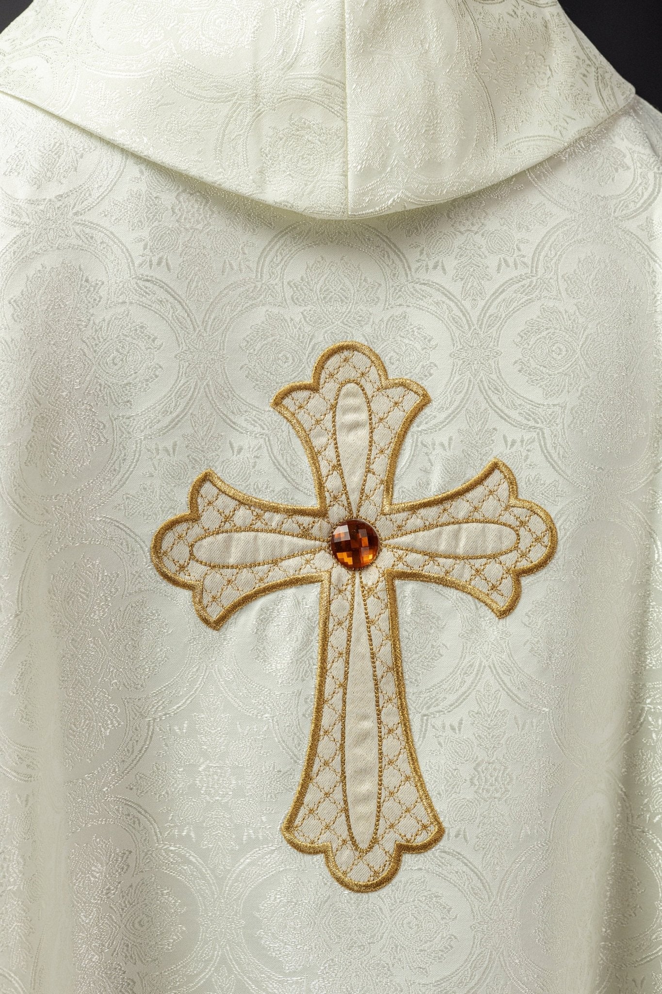 Ivory chasuble with gold cross - Image 5
