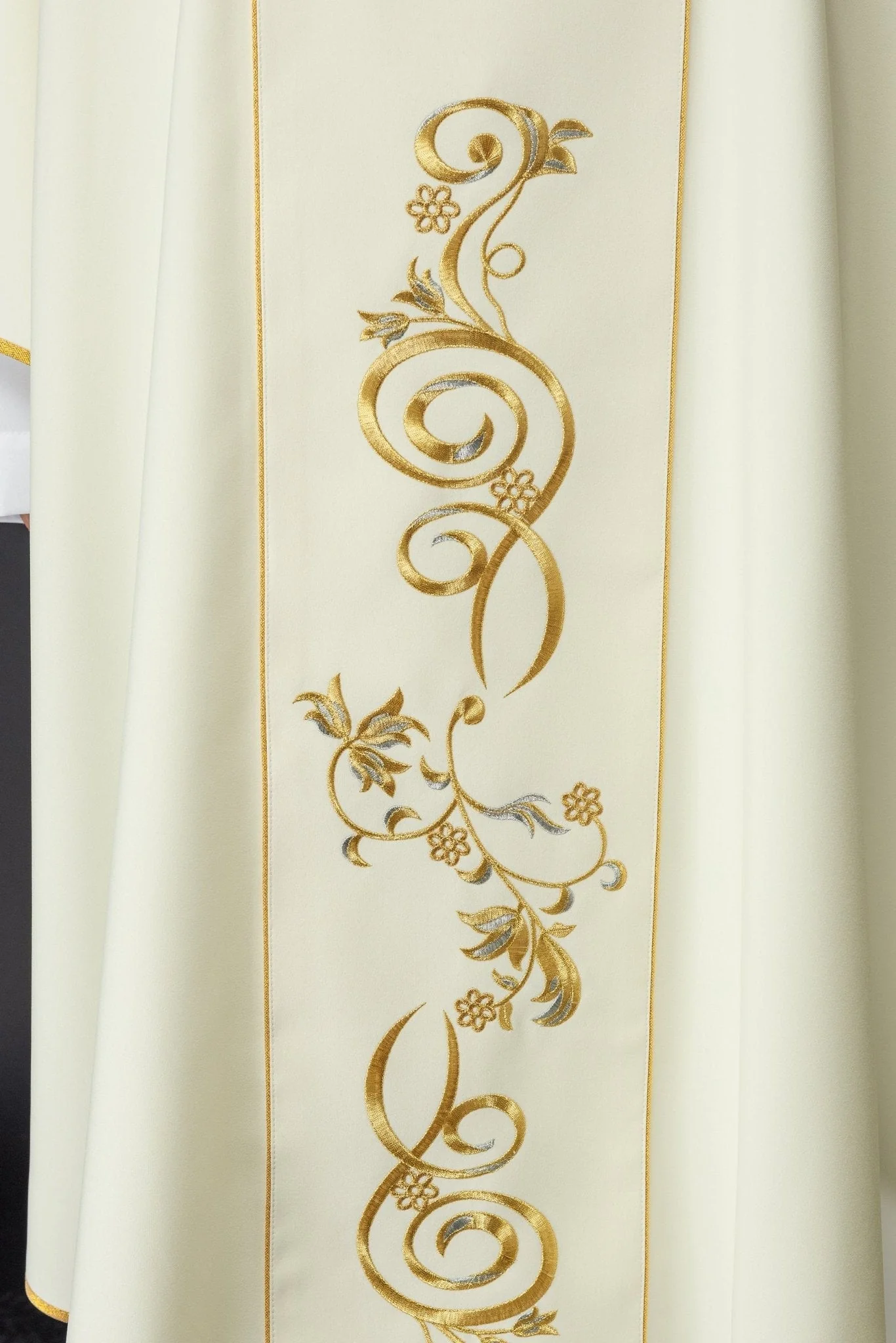 Ivory chasuble with the image of Immaculate Heart of Mary - Image 4