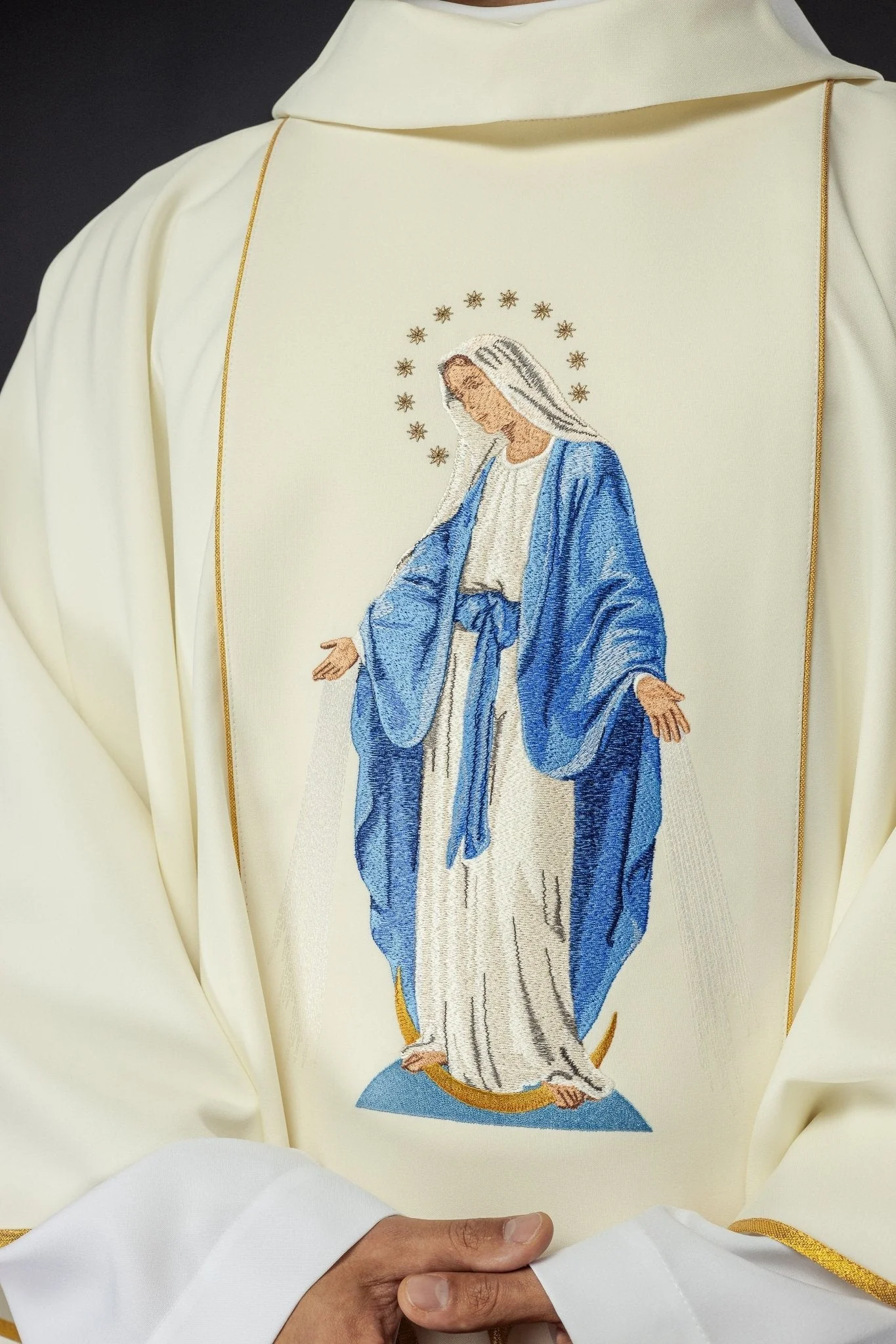 Ivory chasuble with the image of Our Lady Immaculate - Image 3