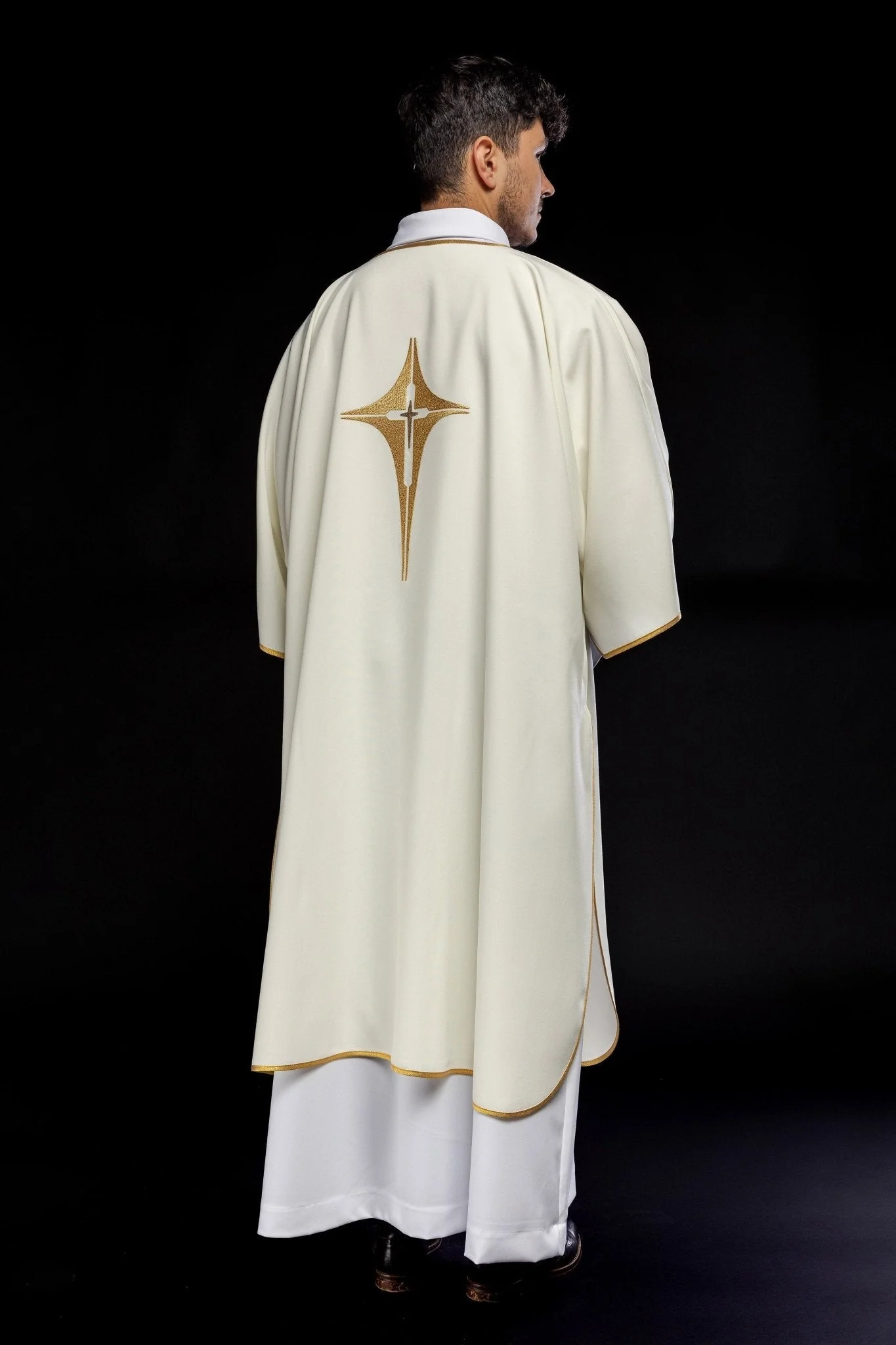 Ivory dalmatic chasuble with gold star-shaped cross - Image 4