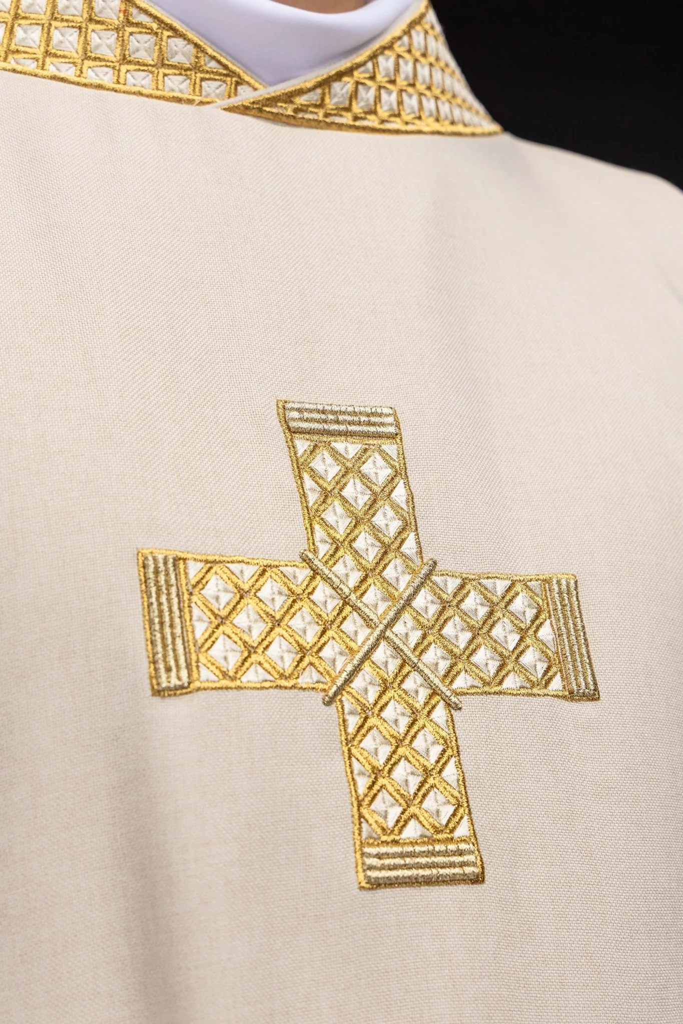 Ivory dalmatic with decorated gold collar and cross embroidery - Image 3