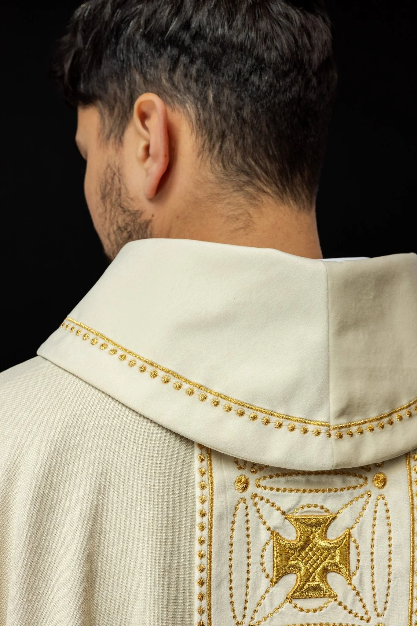 Ivory priest chasuble made of natural texture with embroidered collar - Image 5