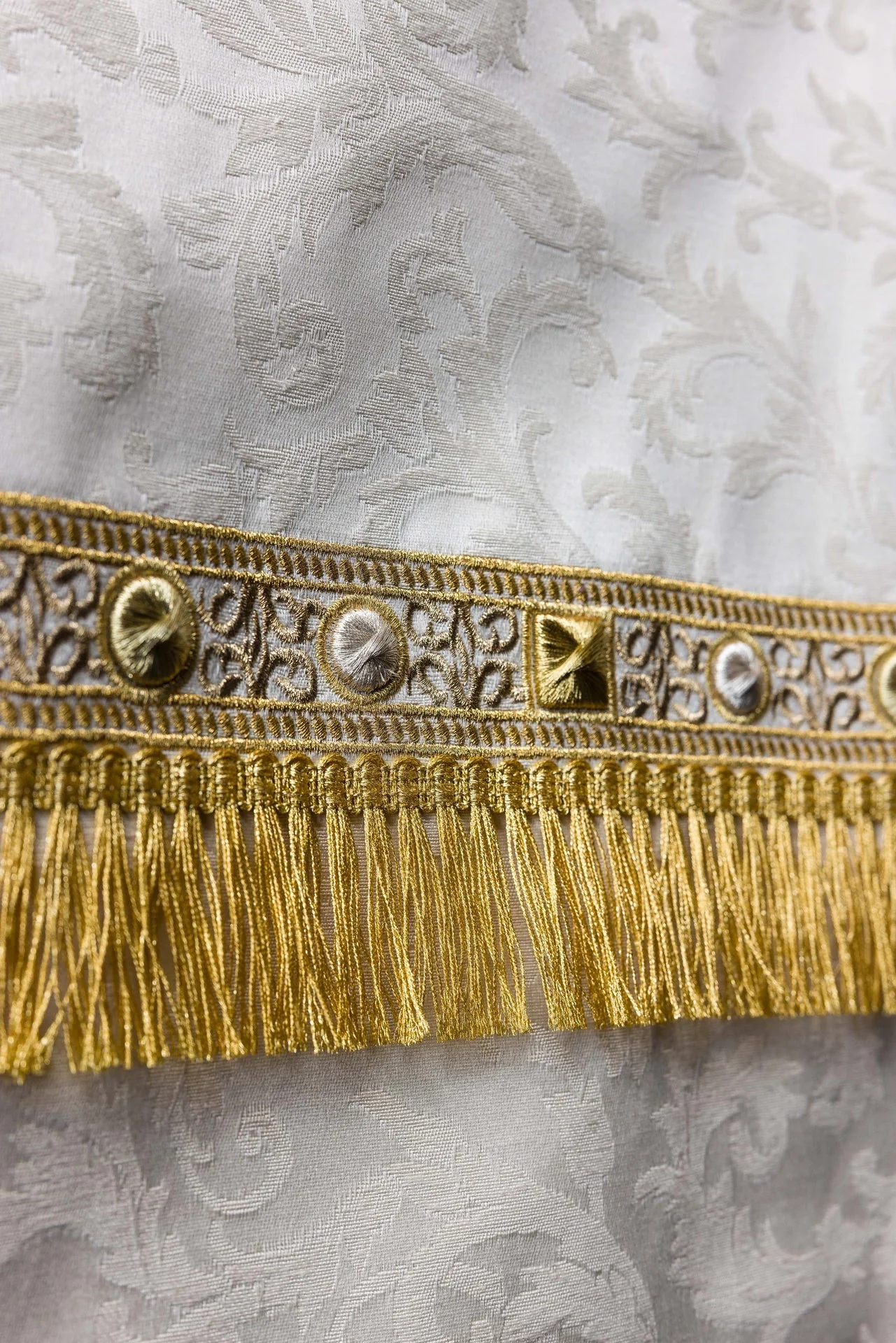 Lectern cloth with embroidered Lamb jacquard fabric ecru - Image 5