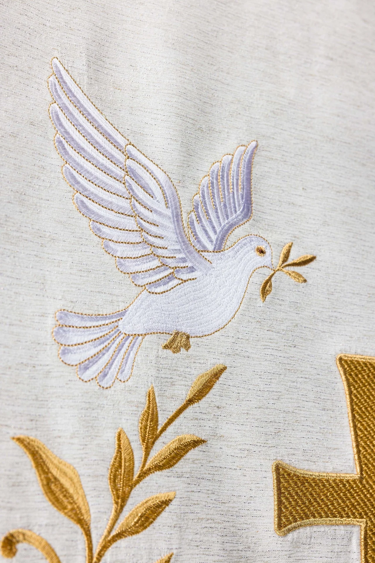 Lectern cloth with embroidery of the cross and doves in ecru - Image 3
