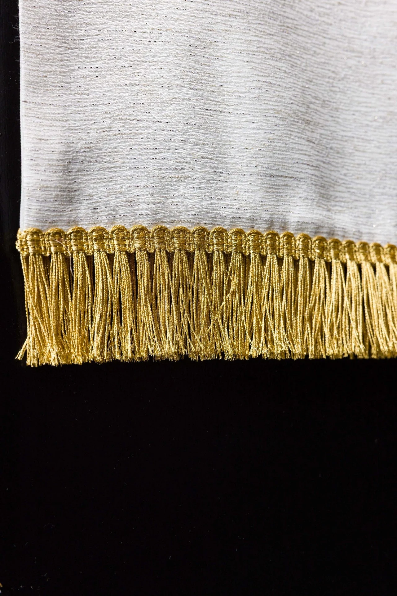 Lectern cloth with embroidery of the cross and doves in ecru - Image 6