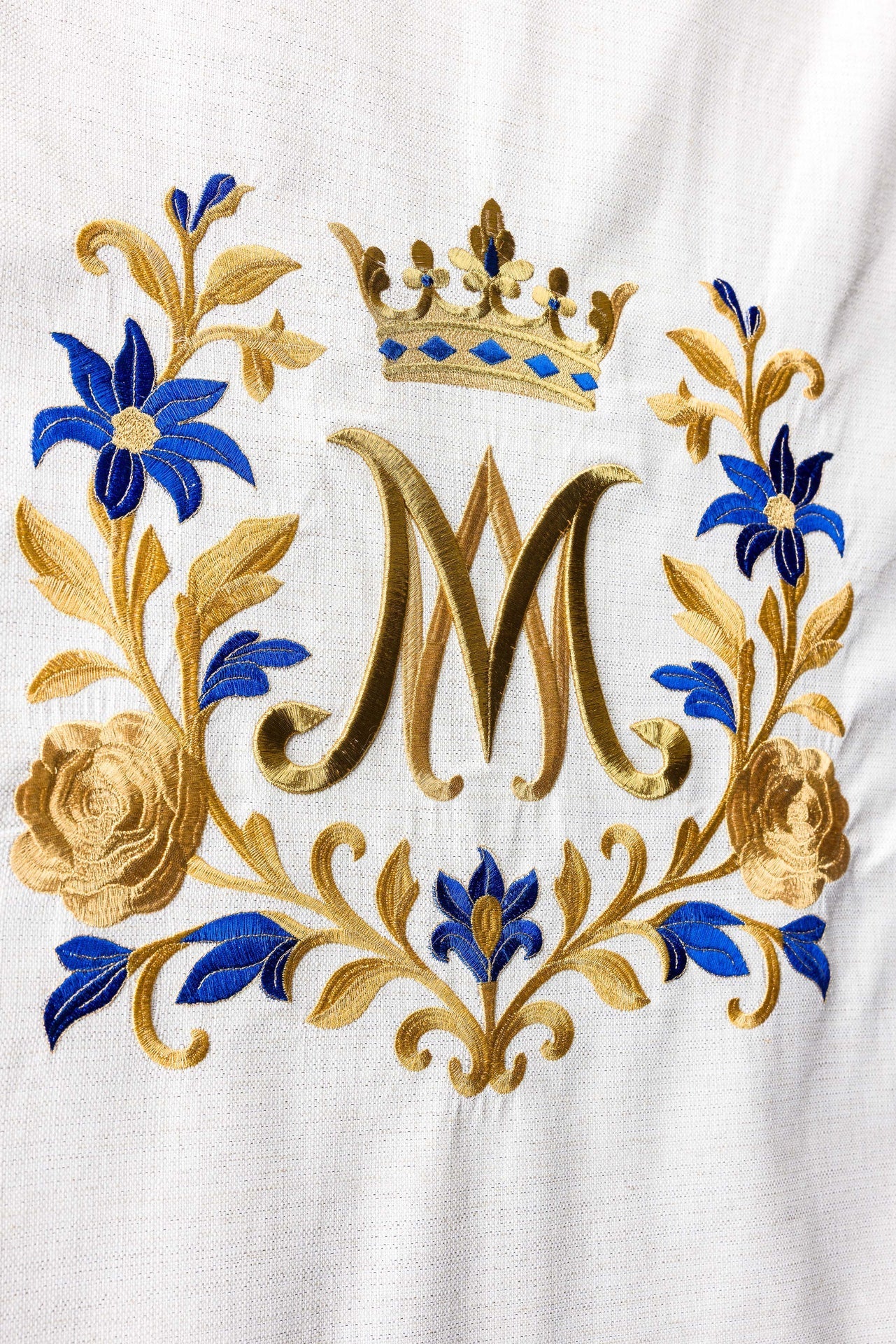 Lectern cloth with Marian embroidery in ecru - Image 2