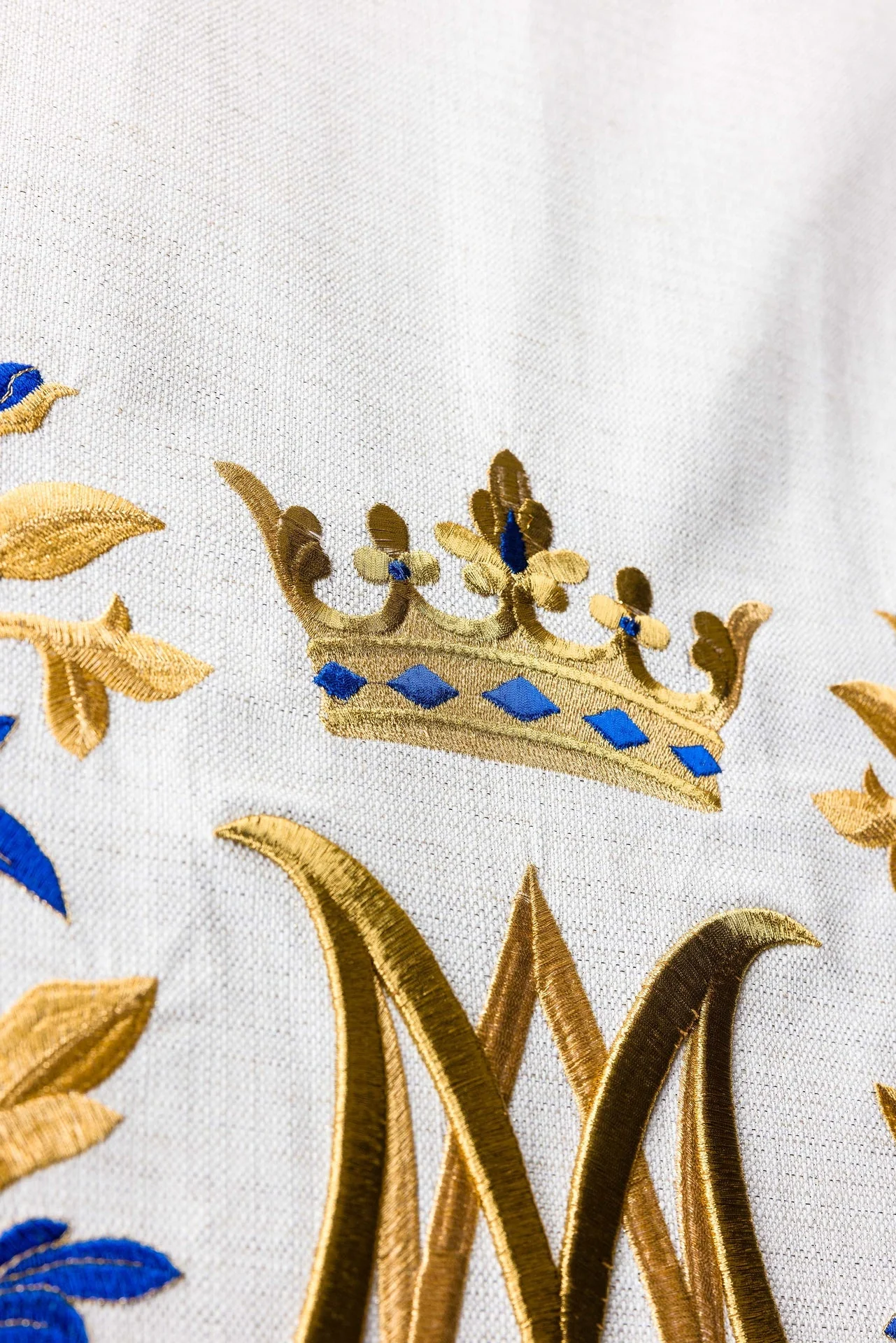 Lectern cloth with Marian embroidery in ecru - Image 3